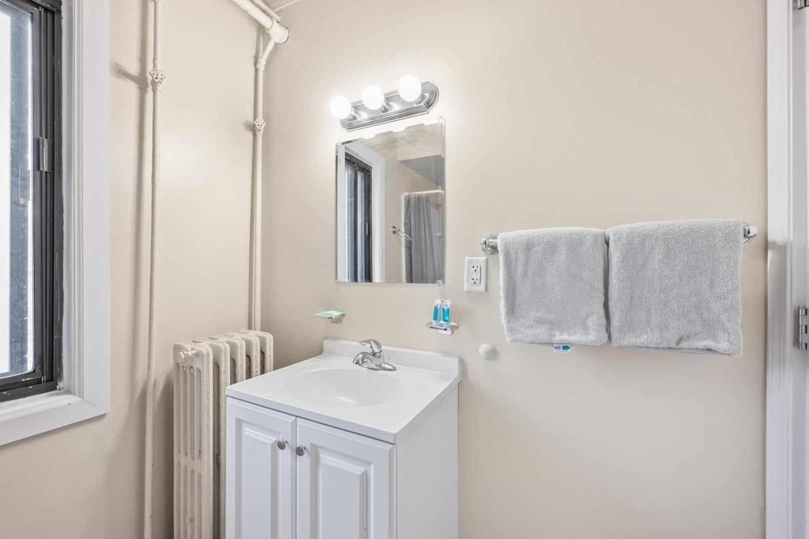 Comfortable Room with Bath in Brownstown