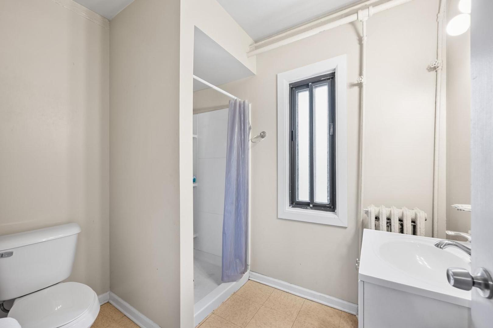 Comfortable Room with Bath in Brownstown
