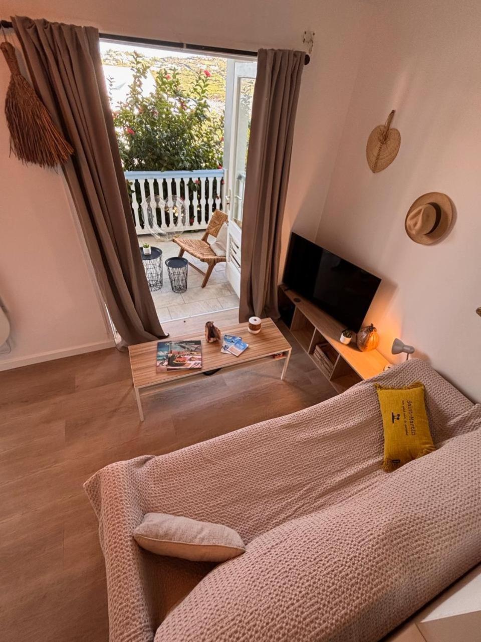 Joli Studio vue Mer avec Piscine