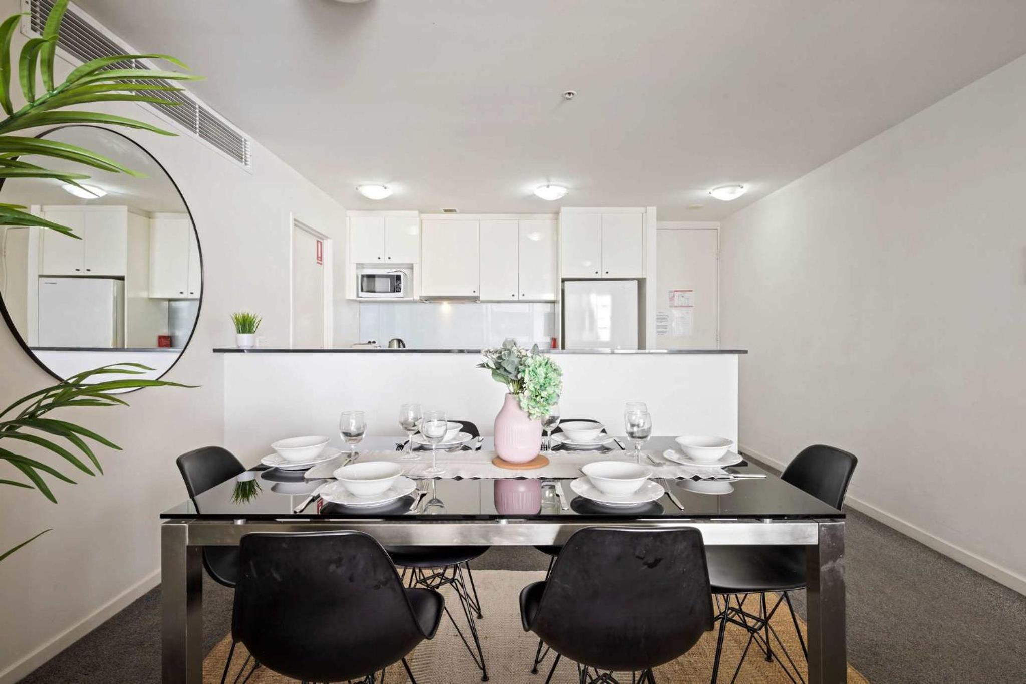 Cozy 2BR Apartment Steps from Darling Harbour