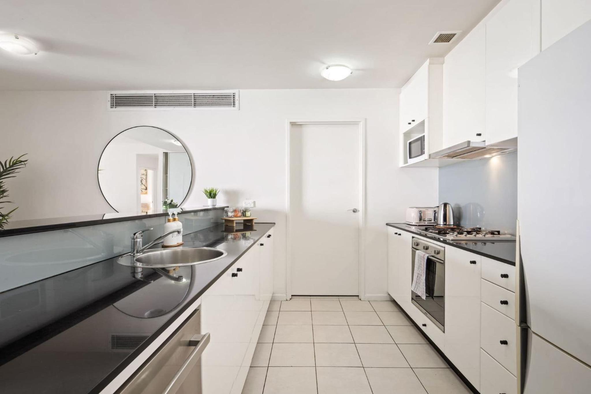 Cozy 2BR Apartment Steps from Darling Harbour