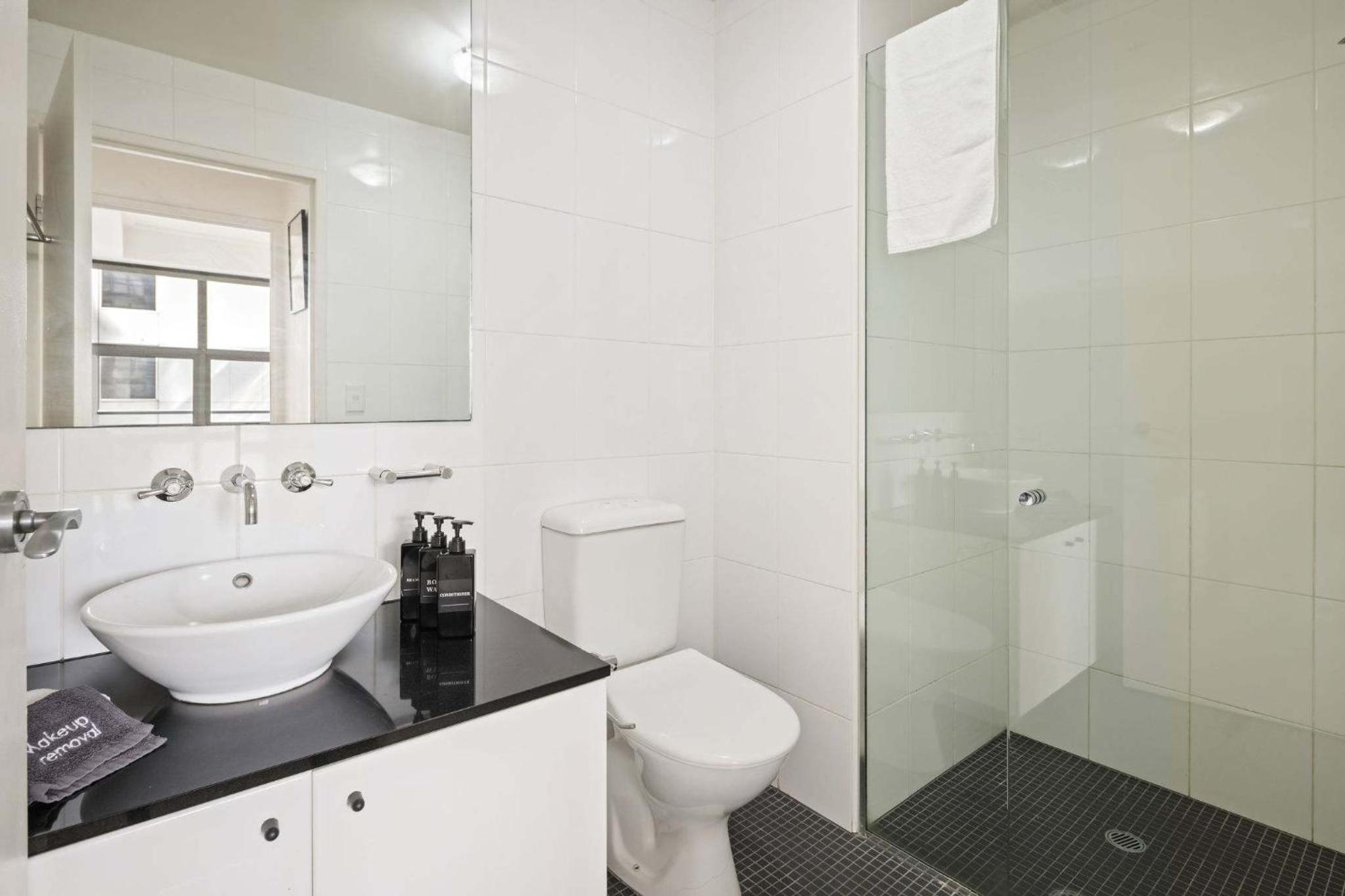 Cozy 2BR Apartment Steps from Darling Harbour