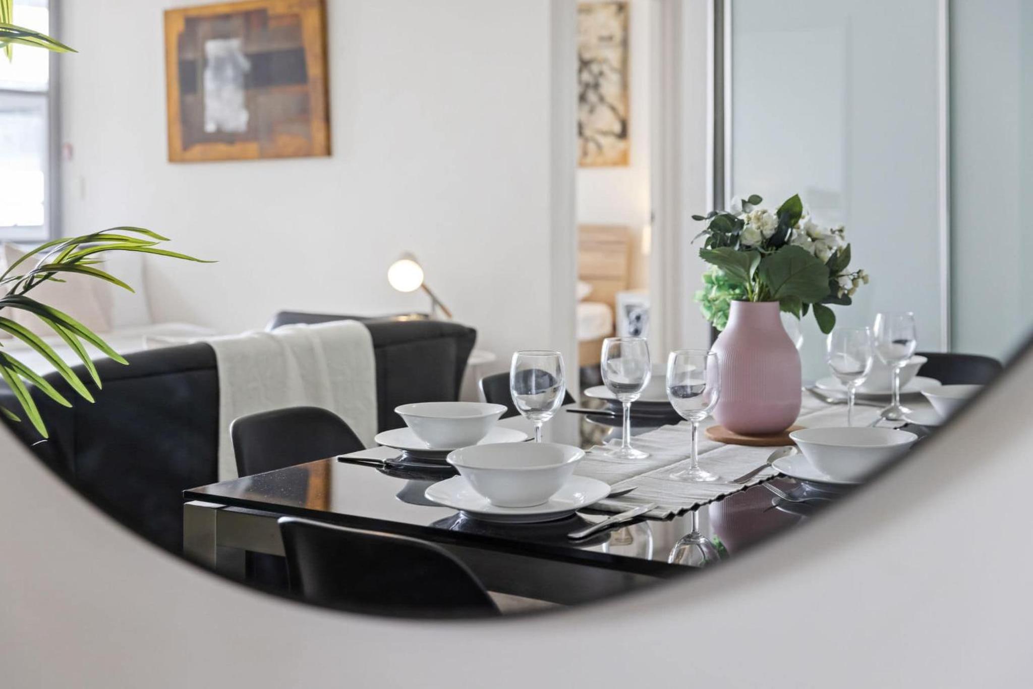 Cozy 2BR Apartment Steps from Darling Harbour