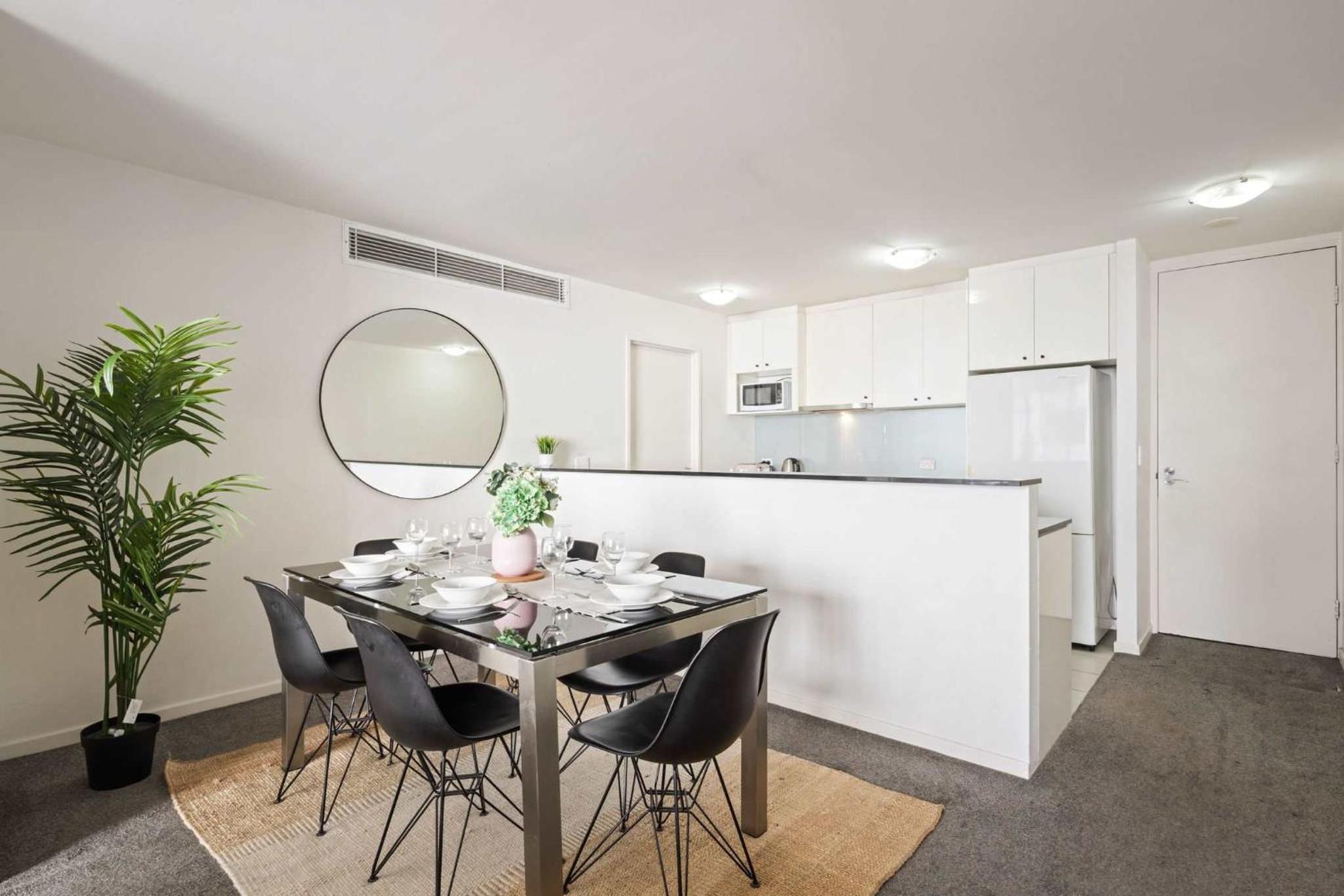 Cozy 2BR Apartment Steps from Darling Harbour