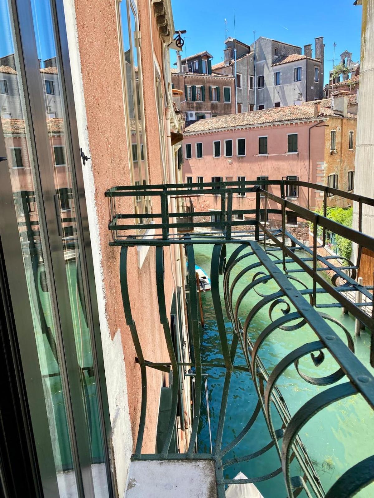 Corte Formenta Home - Canal view
