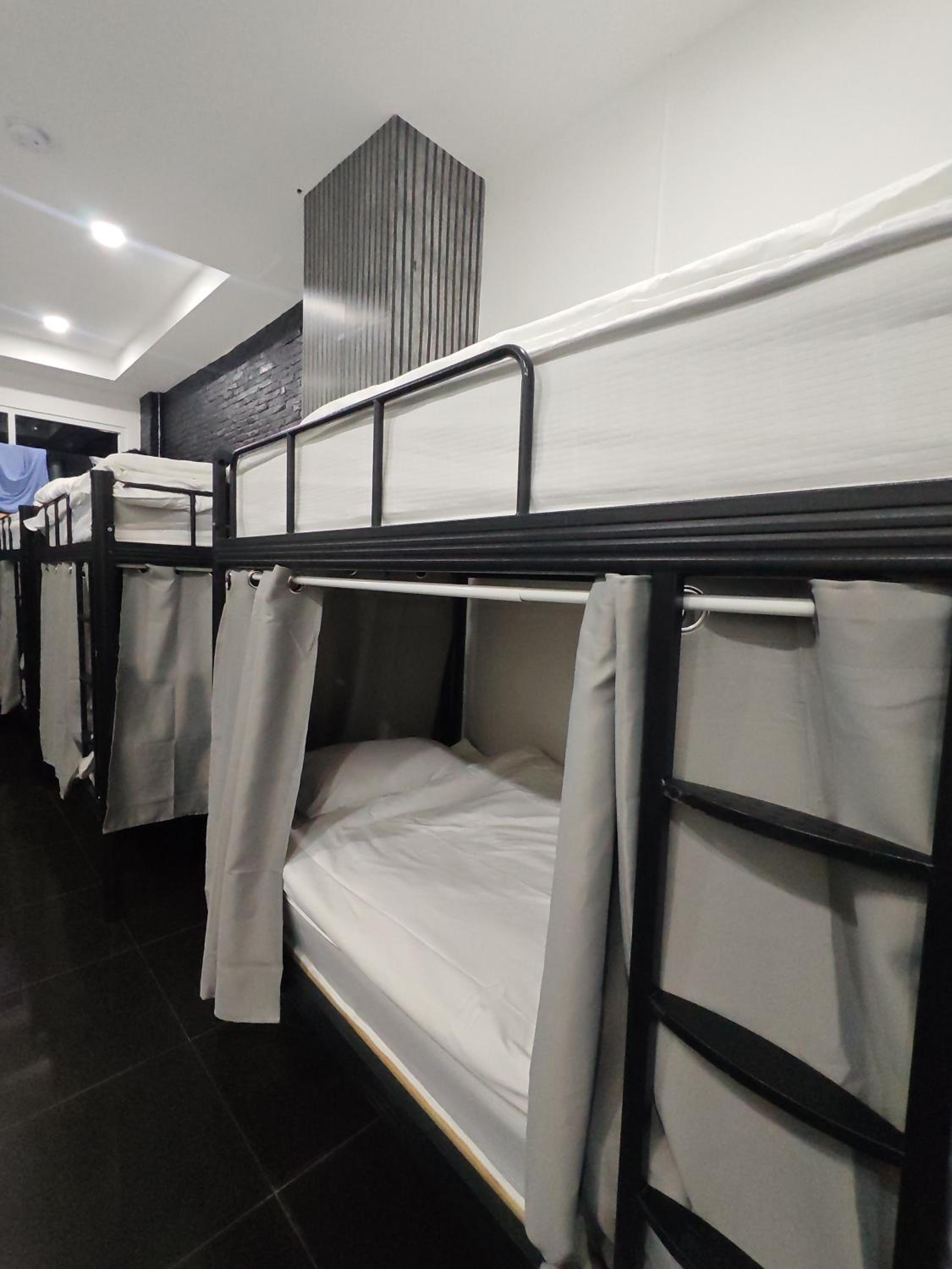 TJ PATONG HOSTEL - Prime Location by OTOP Market & Sea