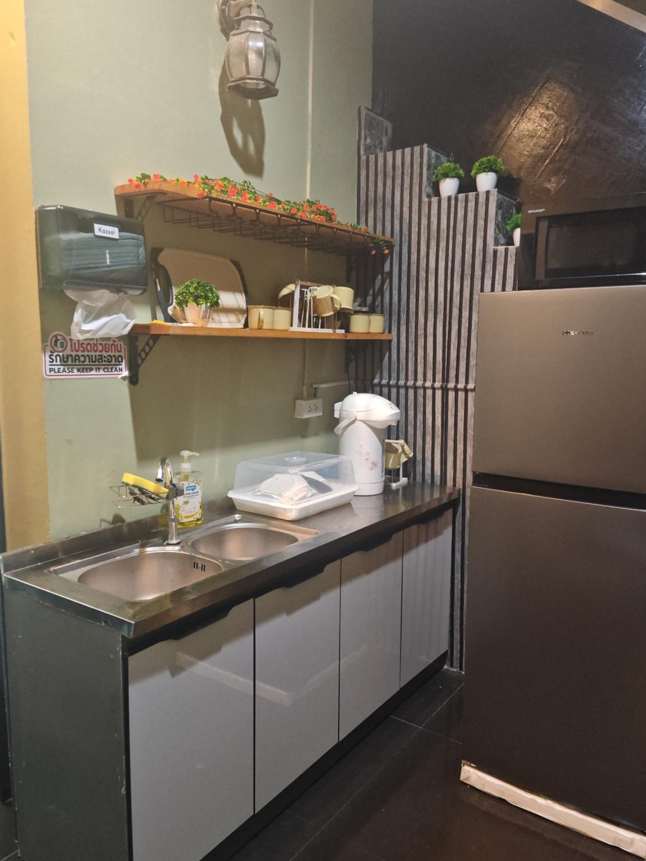 TJ PATONG HOSTEL - Prime Location by OTOP Market & Sea