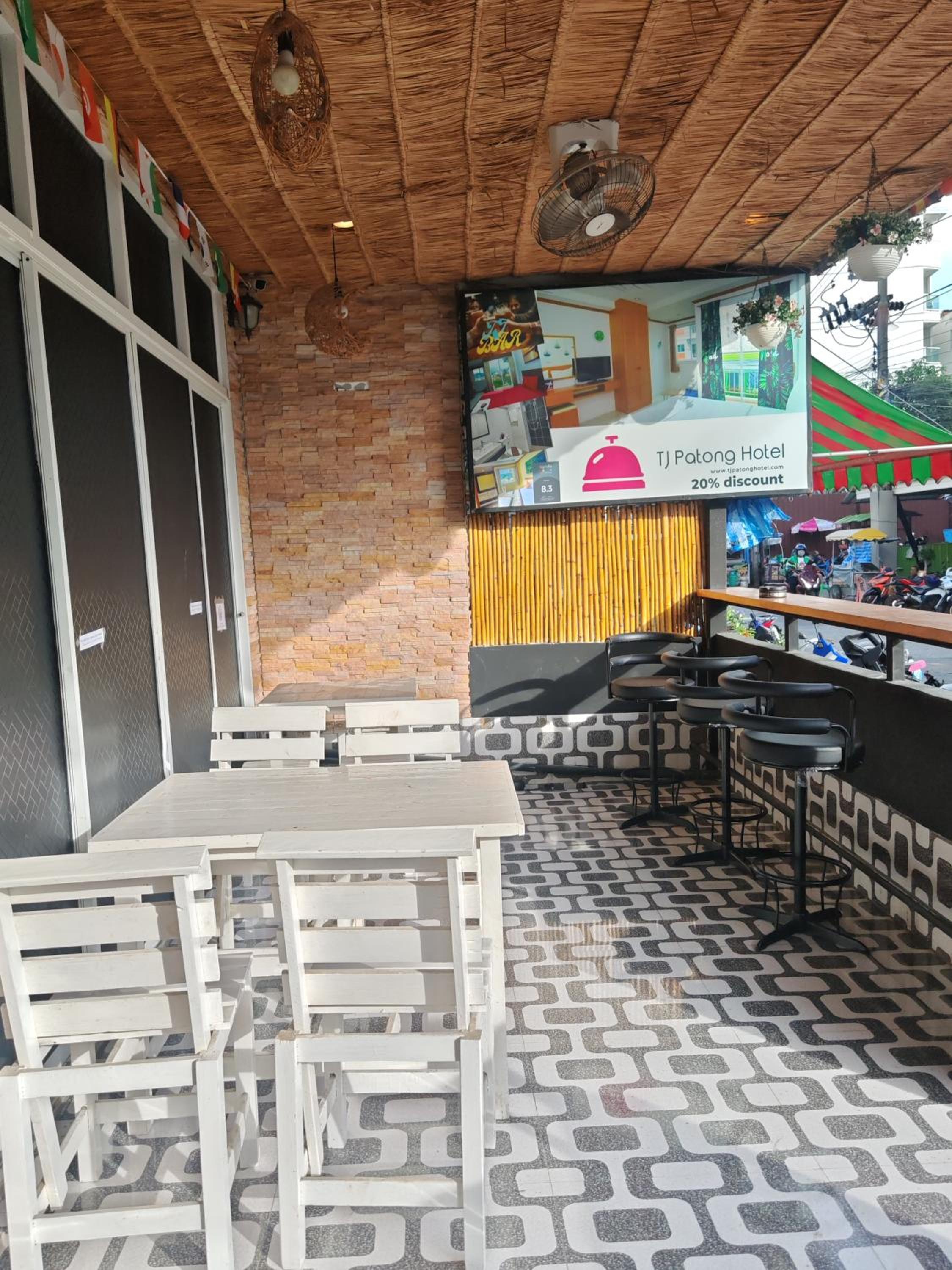 TJ PATONG HOSTEL - Prime Location by OTOP Market & Sea