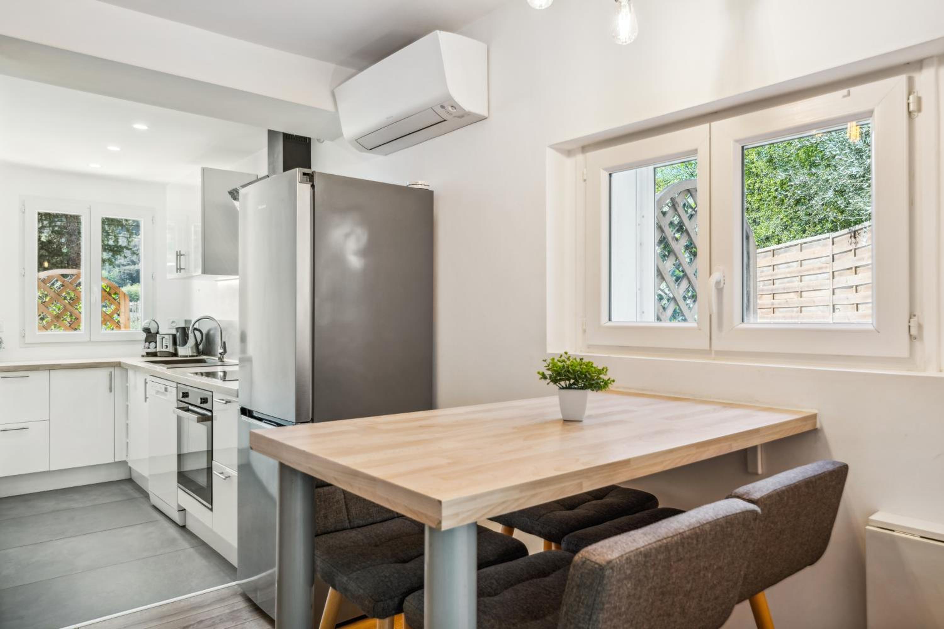 Cosy & Chill Appartements - 10 min de la mer - Jardin, Netflix, terrasse, fibre & parking, photo 5