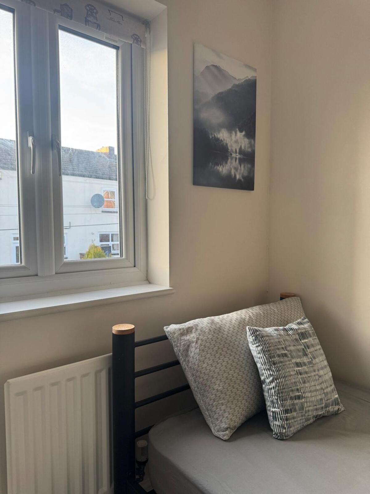 Large 3 Bed Home - Coop Live -Free parking