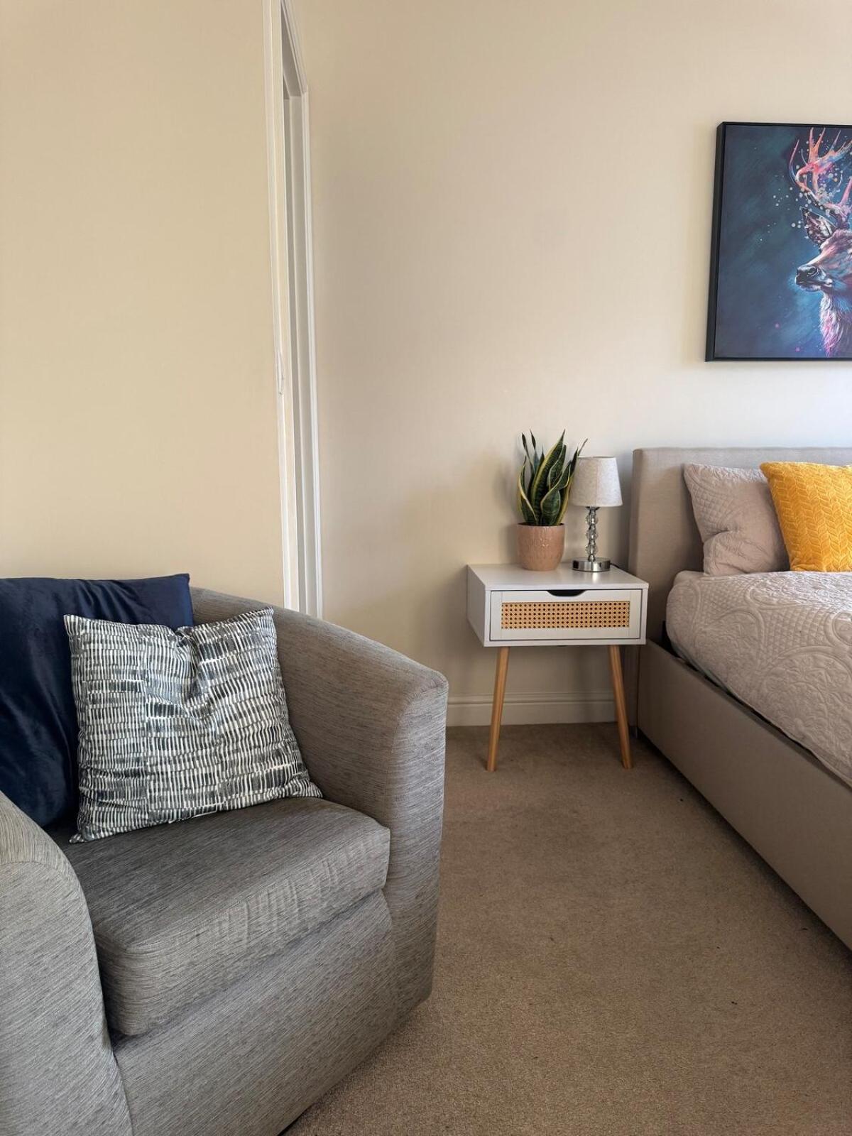 Large 3 Bed Home - Coop Live -Free parking