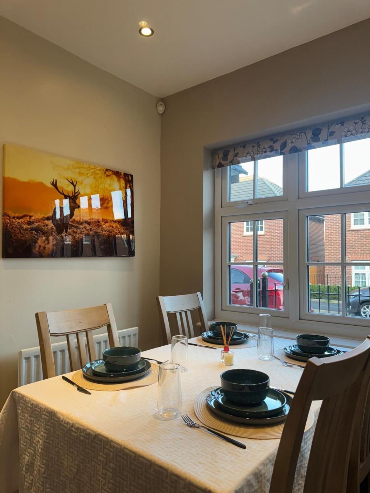 Large 3 Bed Home - Coop Live -Free parking