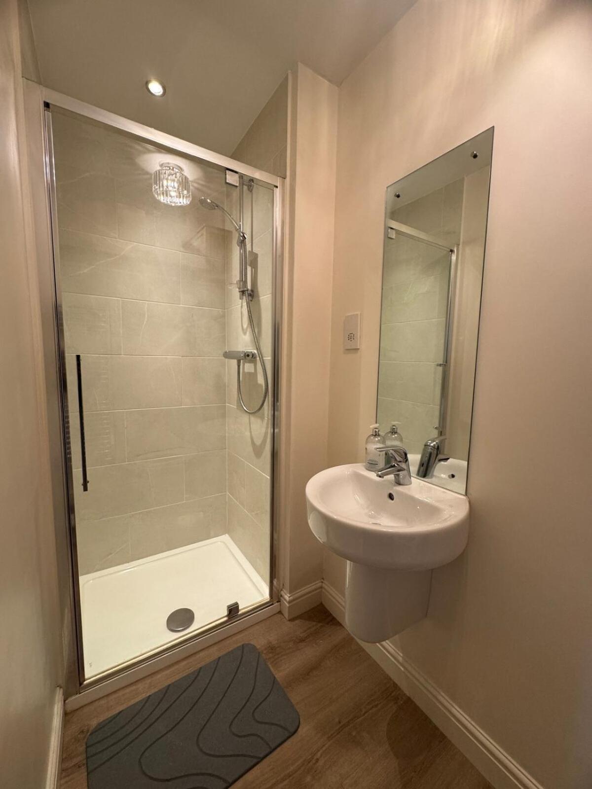 Large 3 Bed Home - Coop Live -Free parking