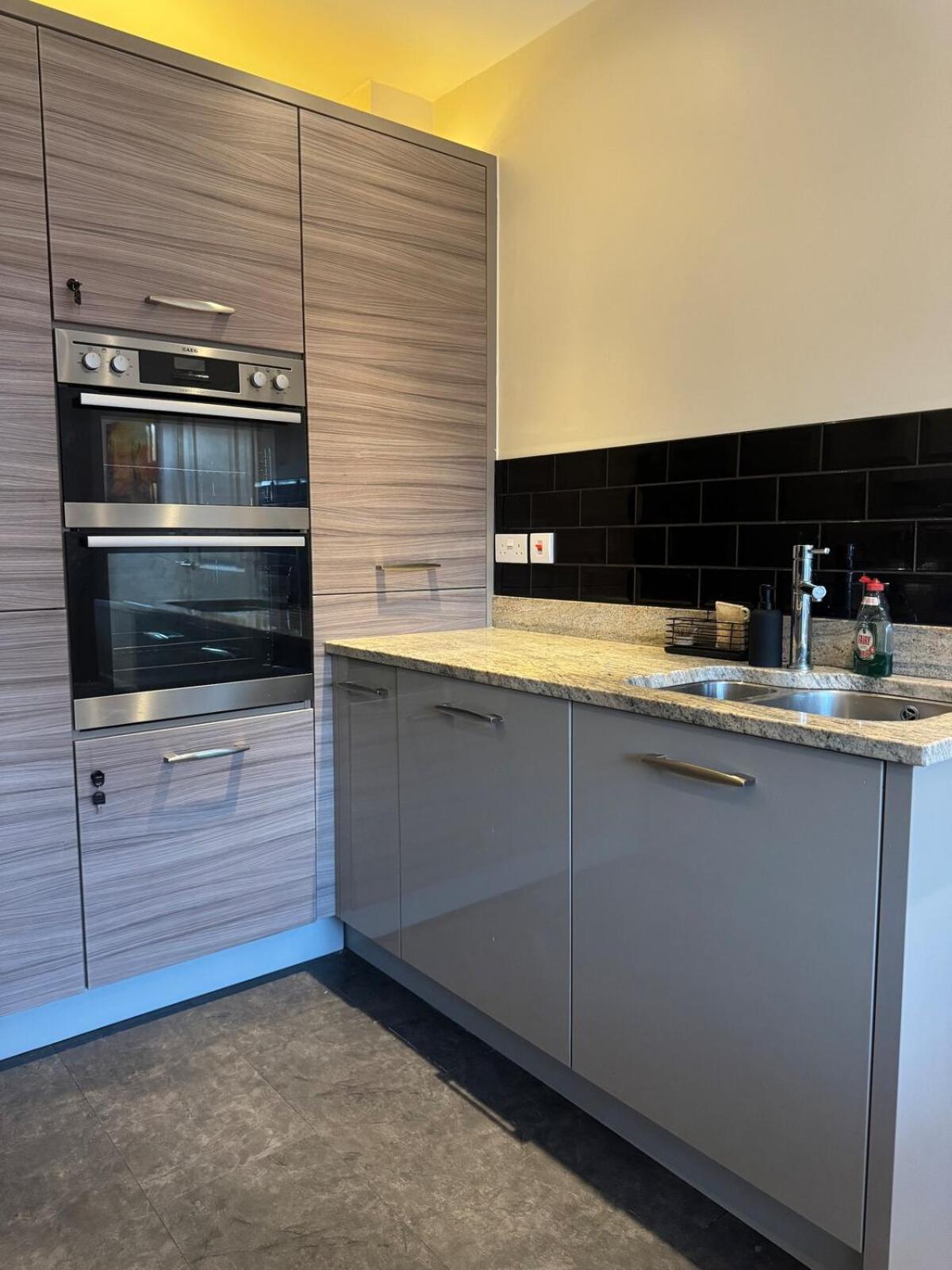 Large 3 Bed Home - Coop Live -Free parking