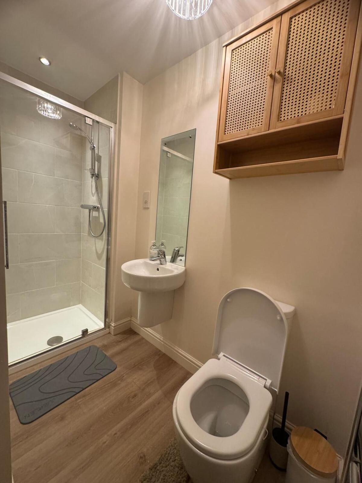 Large 3 Bed Home - Coop Live -Free parking