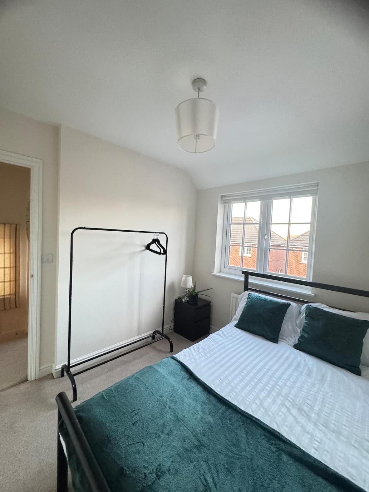 Large 3 Bed Home - Coop Live -Free parking