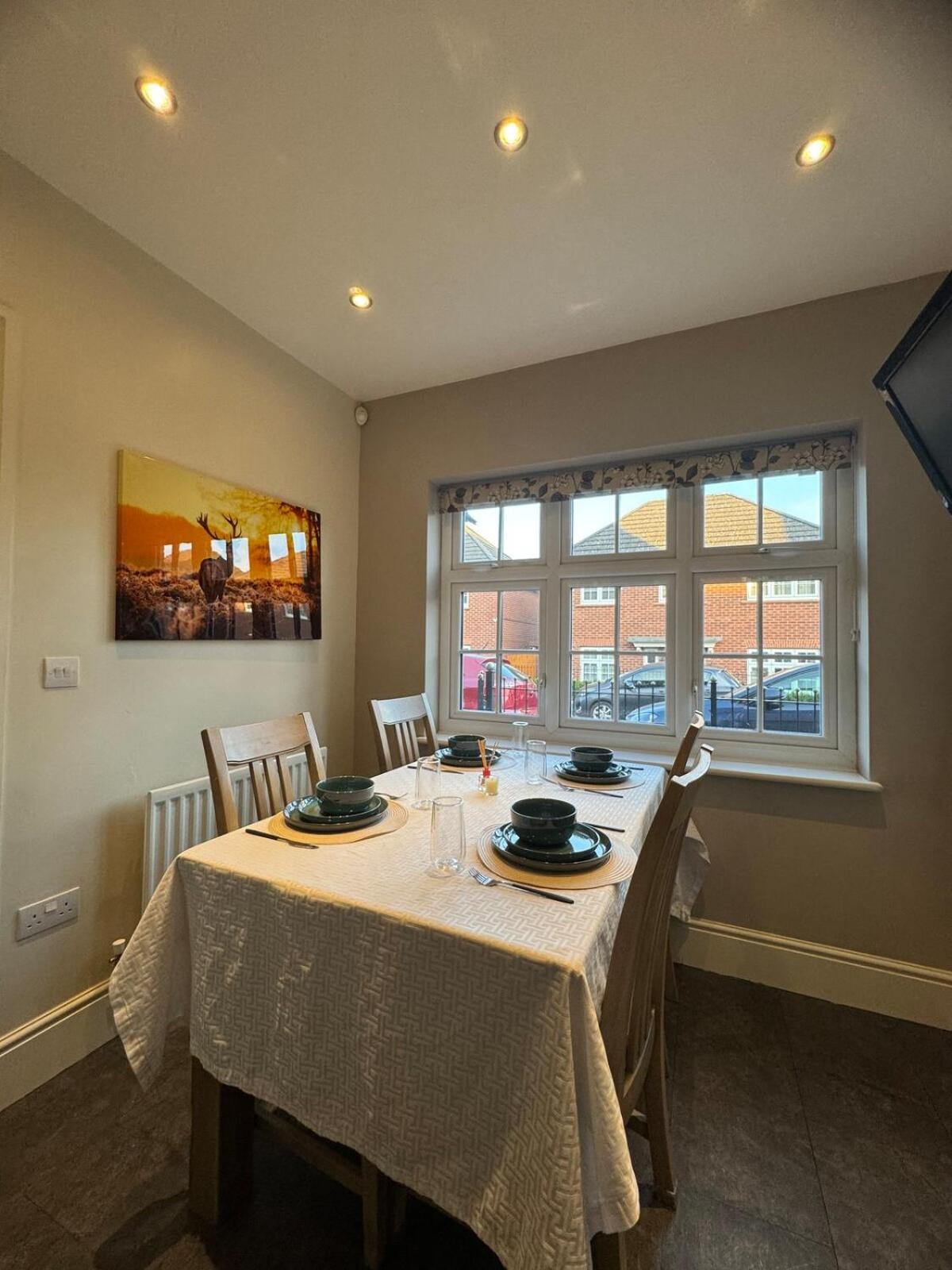 Large 3 Bed Home - Coop Live -Free parking