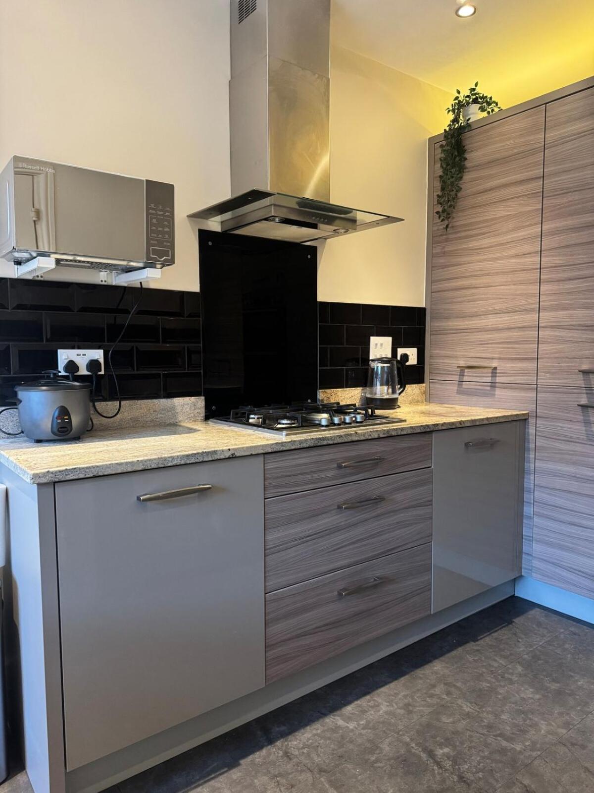 Large 3 Bed Home - Coop Live -Free parking