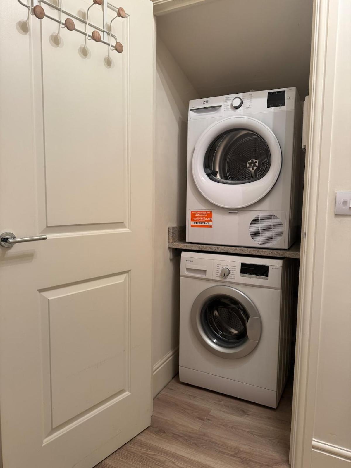 Large 3 Bed Home - Coop Live -Free parking