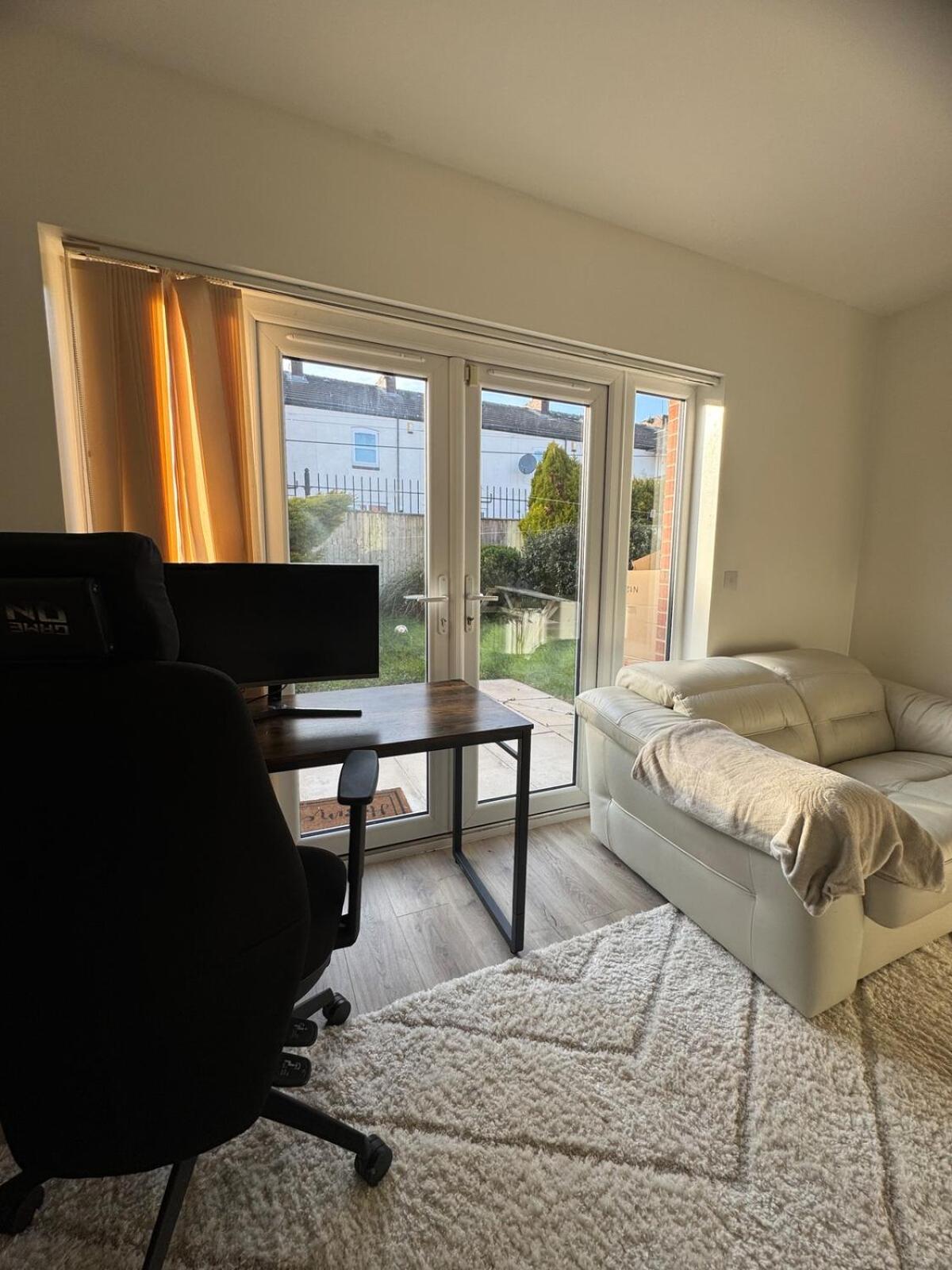 Large 3 Bed Home - Coop Live -Free parking