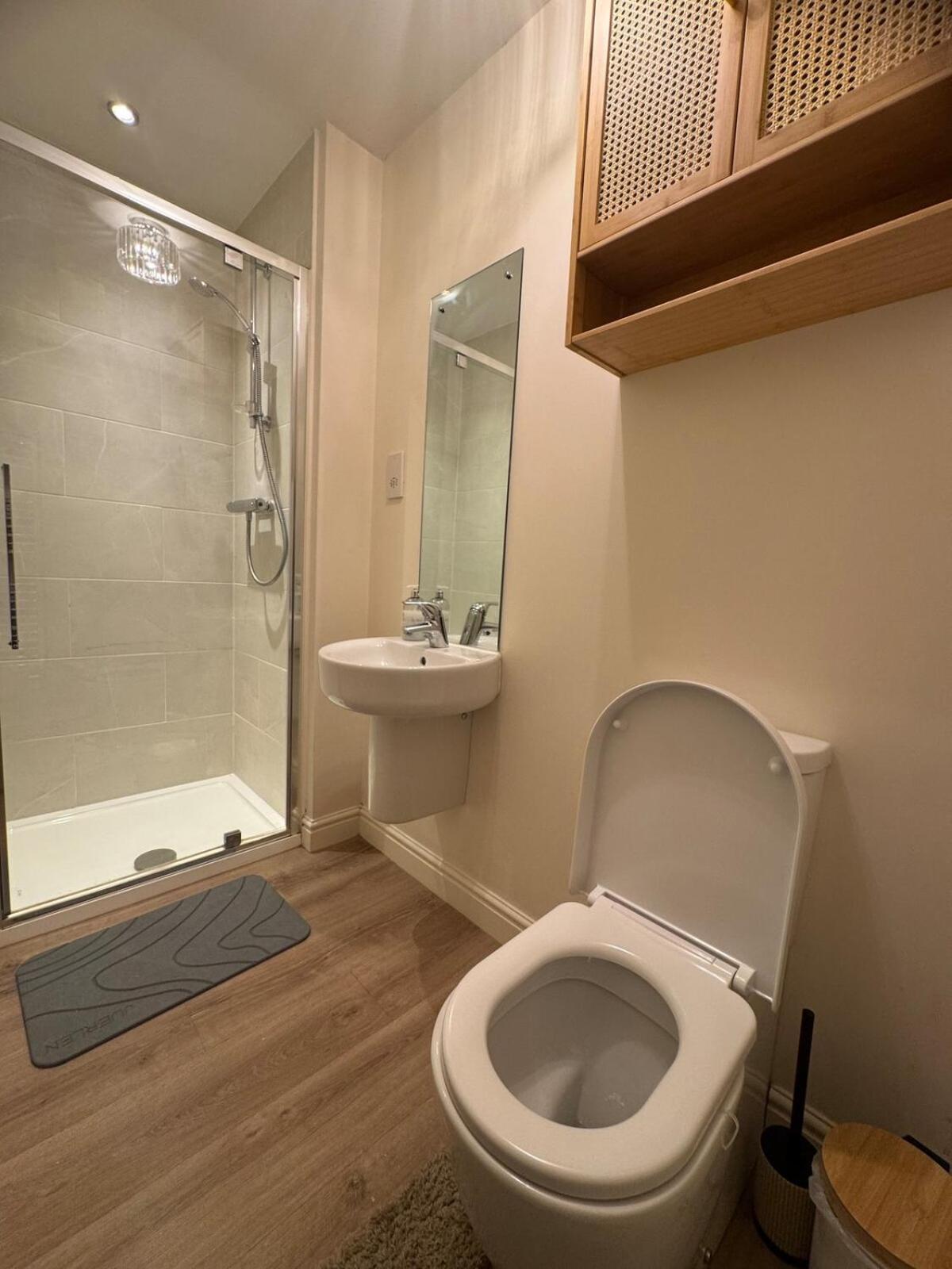 Large 3 Bed Home - Coop Live -Free parking