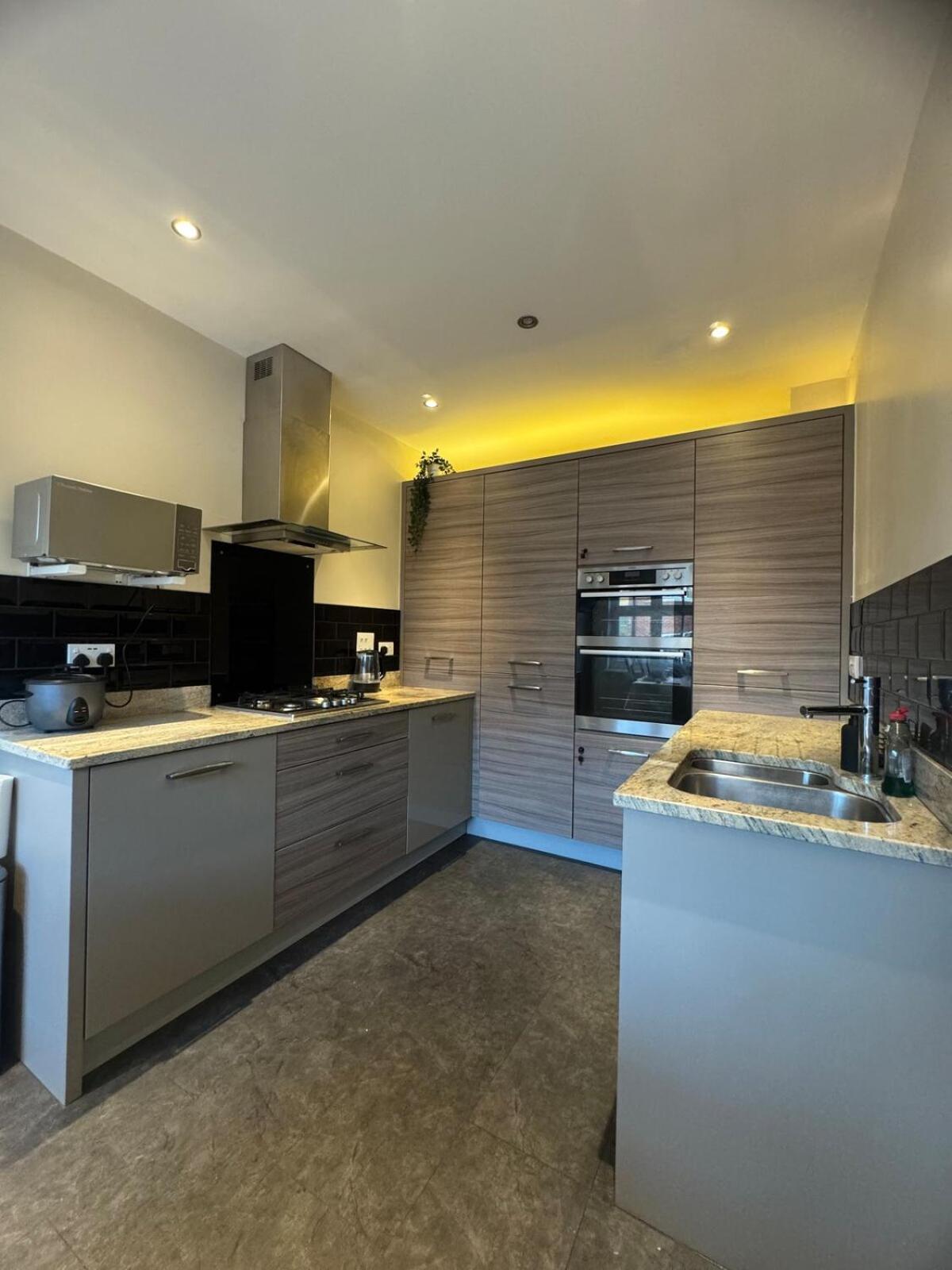 Large 3 Bed Home - Coop Live -Free parking