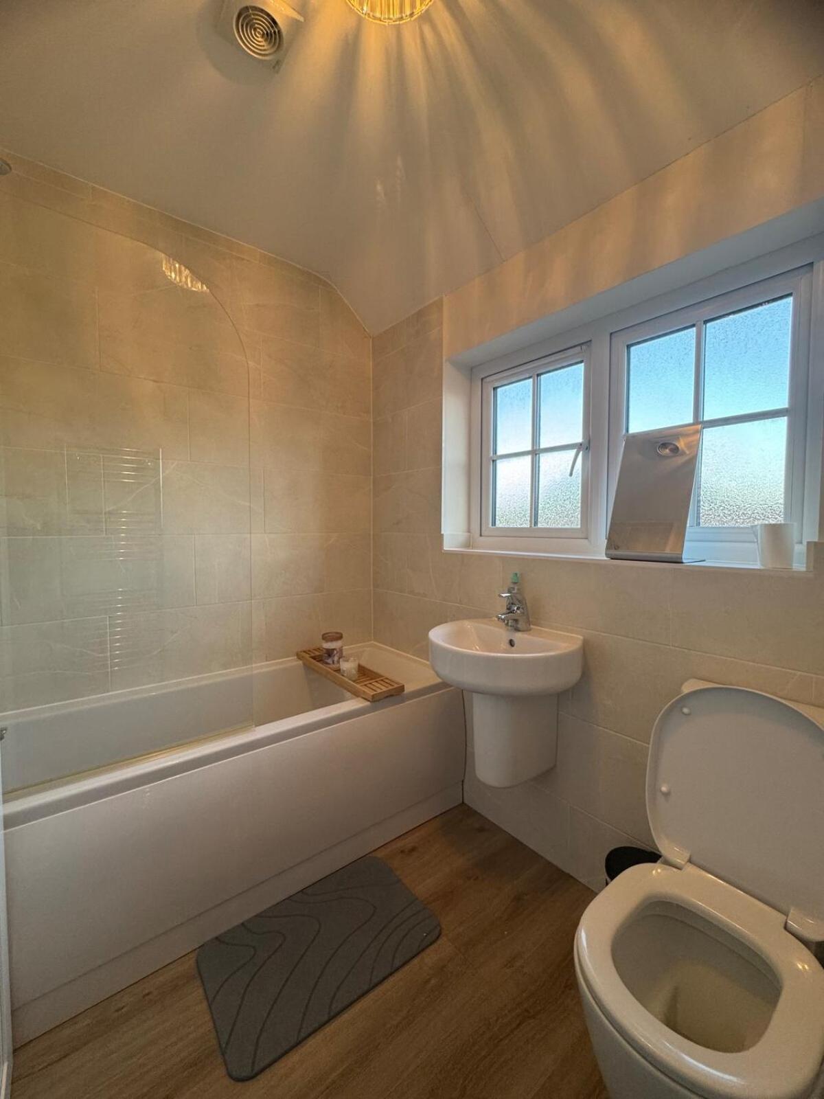 Large 3 Bed Home - Coop Live -Free parking