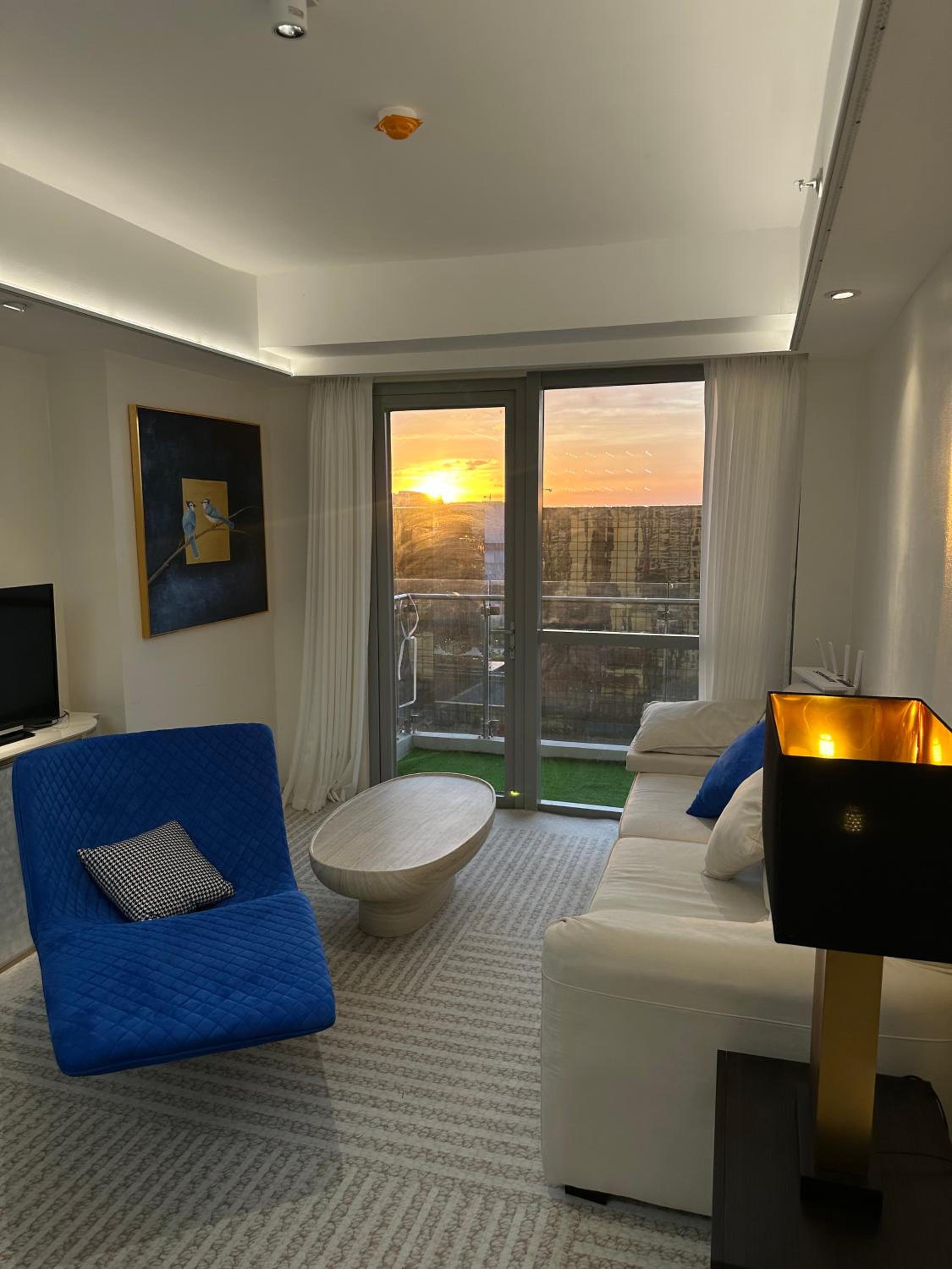 Spacious 2BR Apartment Hotel near City of Dreams, Airport, MOA, Okada, Ayala Malls, and Solaire Casino with free 5 pool access