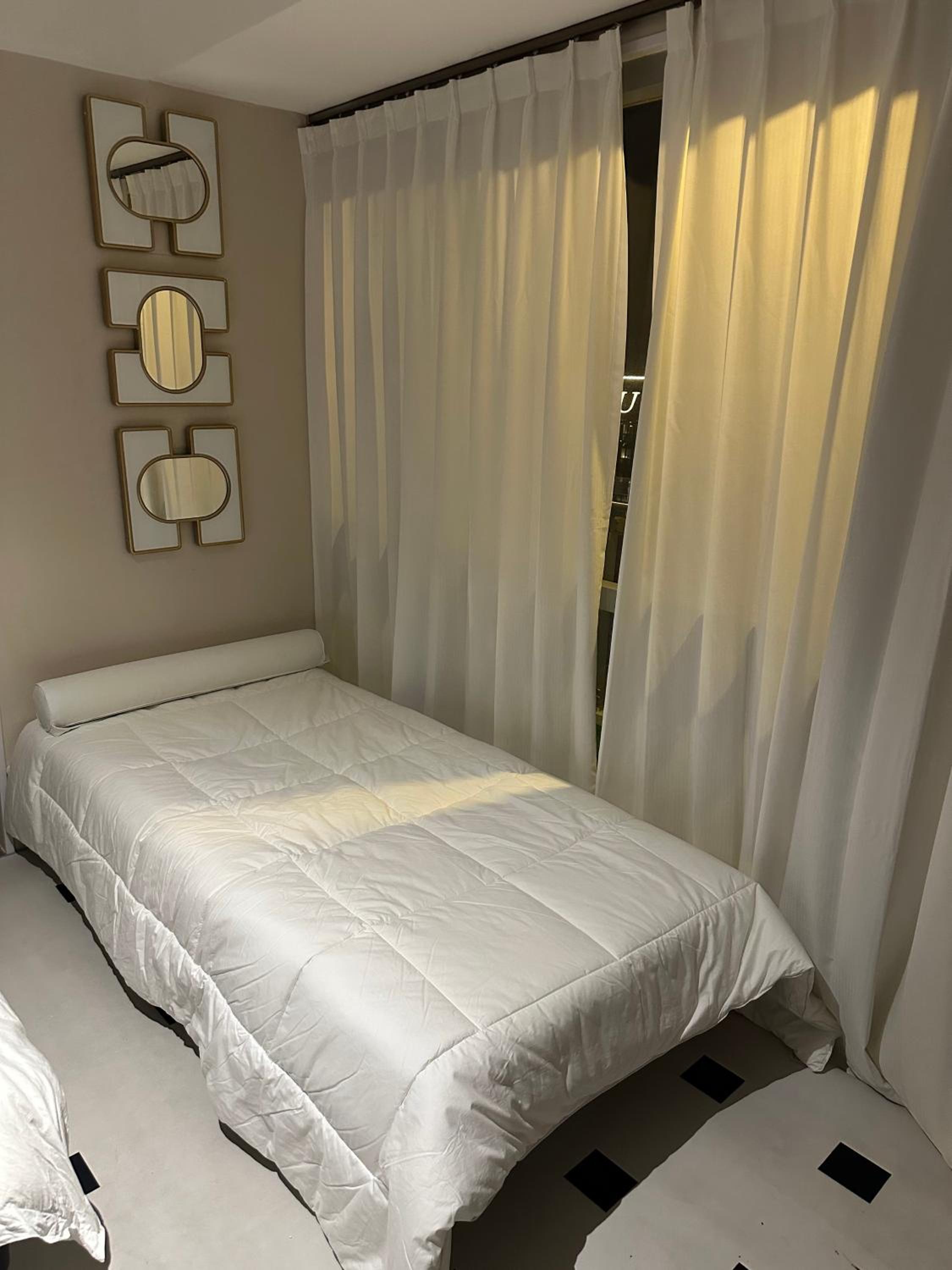 Spacious 2BR Apartment Hotel near City of Dreams, Airport, MOA, Okada, Ayala Malls, and Solaire Casino with free 5 pool access