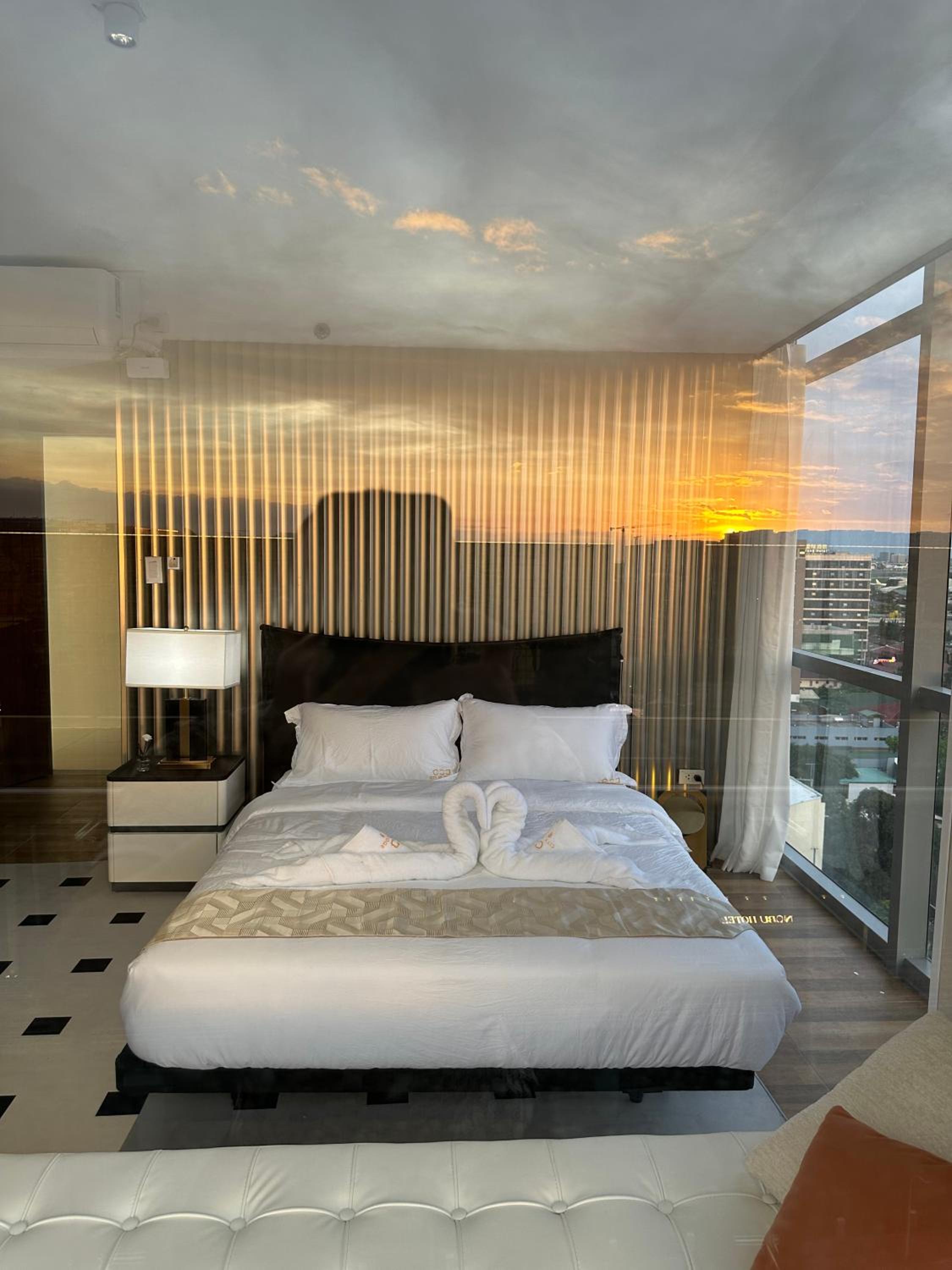 Spacious 2BR Apartment Hotel near City of Dreams, Airport, MOA, Okada, Ayala Malls, and Solaire Casino with free 5 pool access