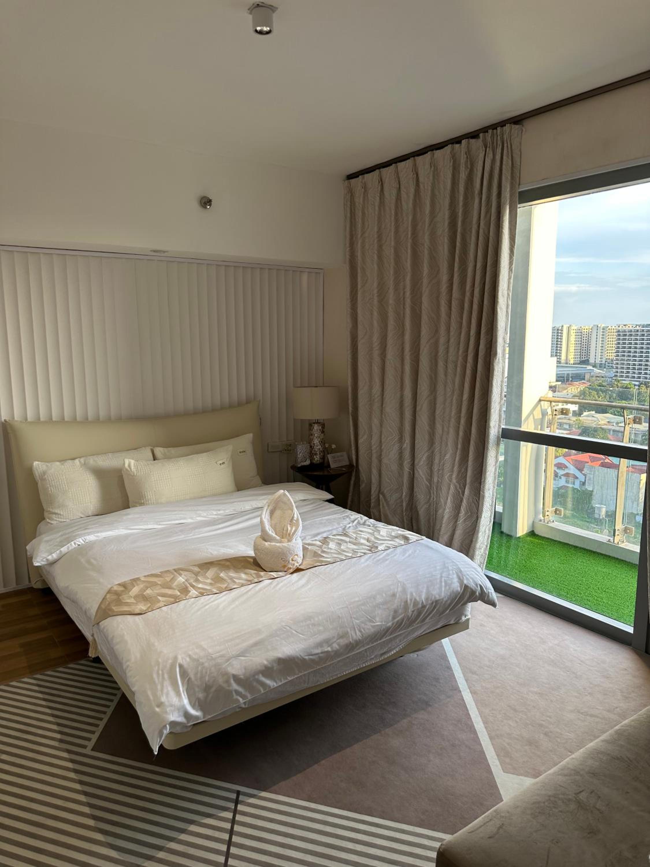 Spacious 2BR Apartment Hotel near City of Dreams, Airport, MOA, Okada, Ayala Malls, and Solaire Casino with free 5 pool access