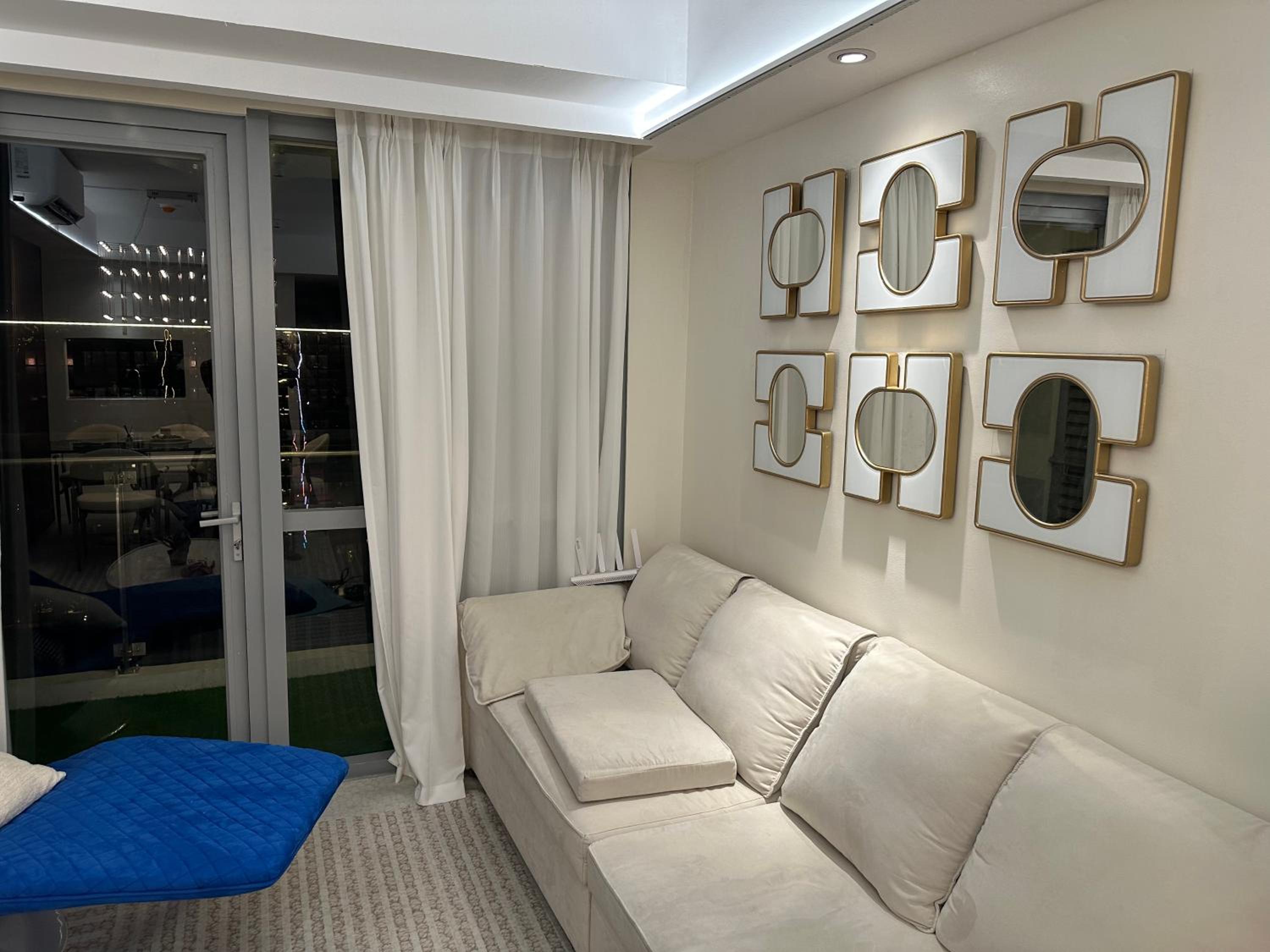 Spacious 2BR Apartment Hotel near City of Dreams, Airport, MOA, Okada, Ayala Malls, and Solaire Casino with free 5 pool access