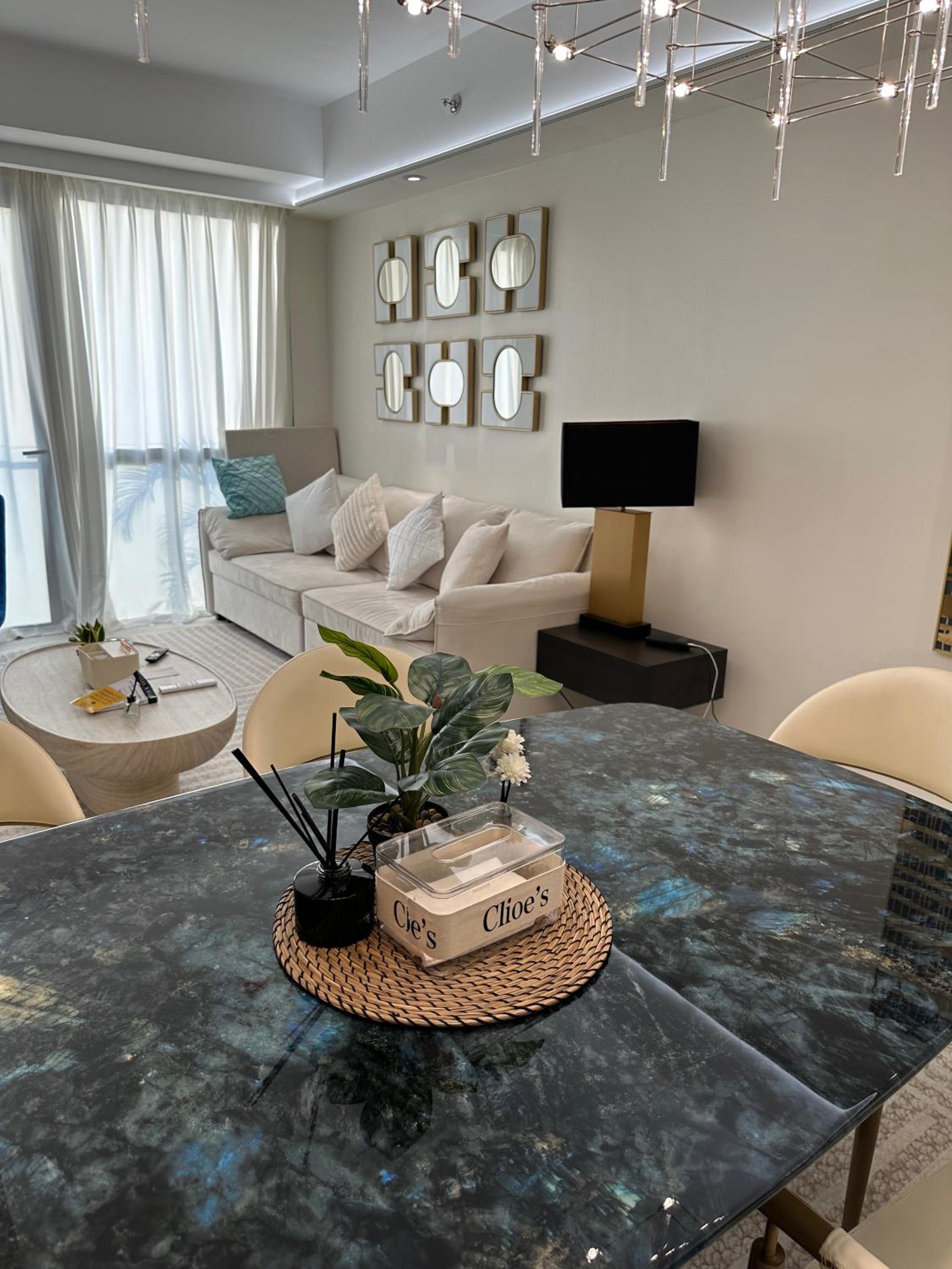 Spacious 2BR Apartment Hotel near City of Dreams, Airport, MOA, Okada, Ayala Malls, and Solaire Casino with free 5 pool access