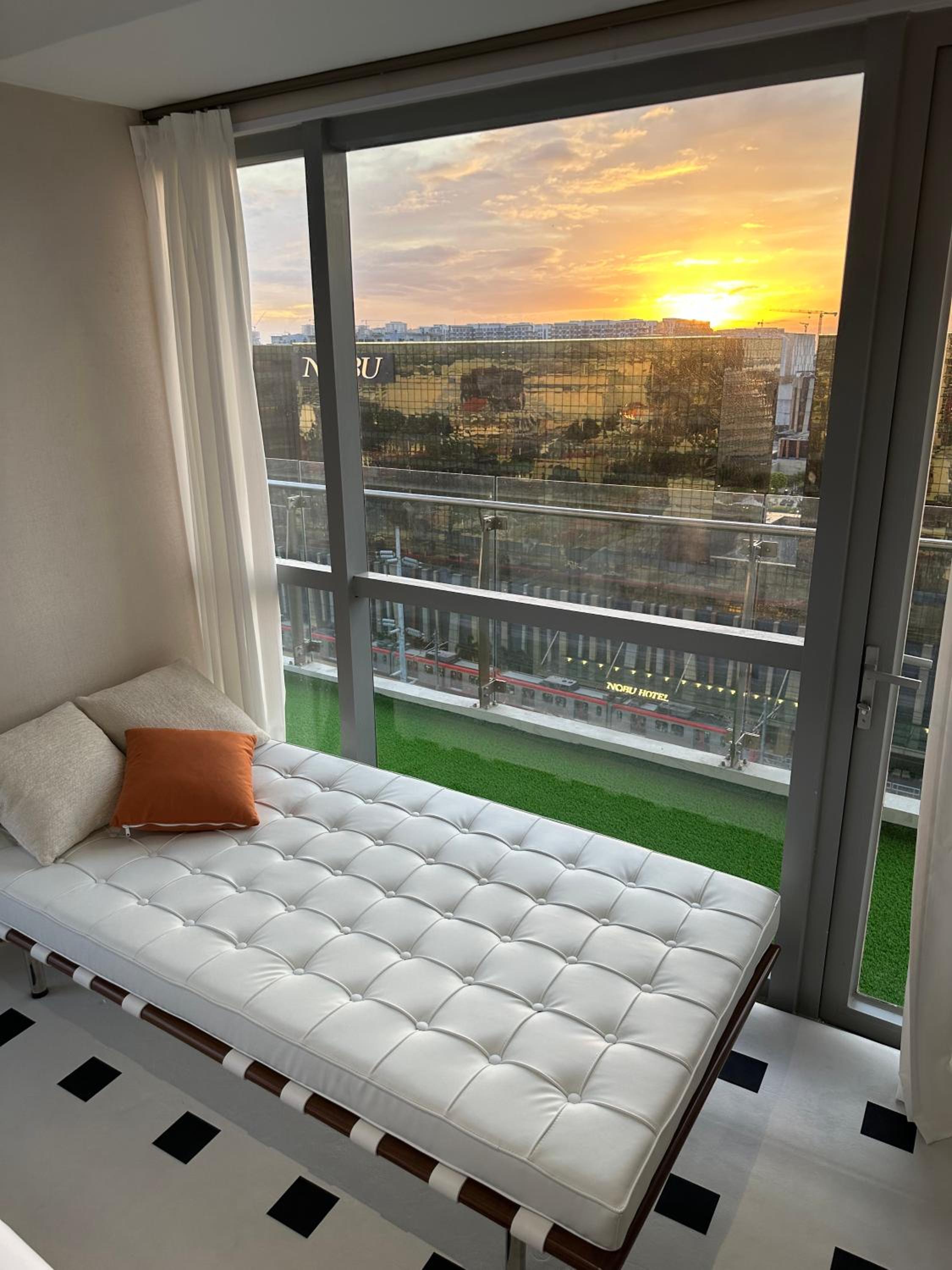 Spacious 2BR Apartment Hotel near City of Dreams, Airport, MOA, Okada, Ayala Malls, and Solaire Casino with free 5 pool access