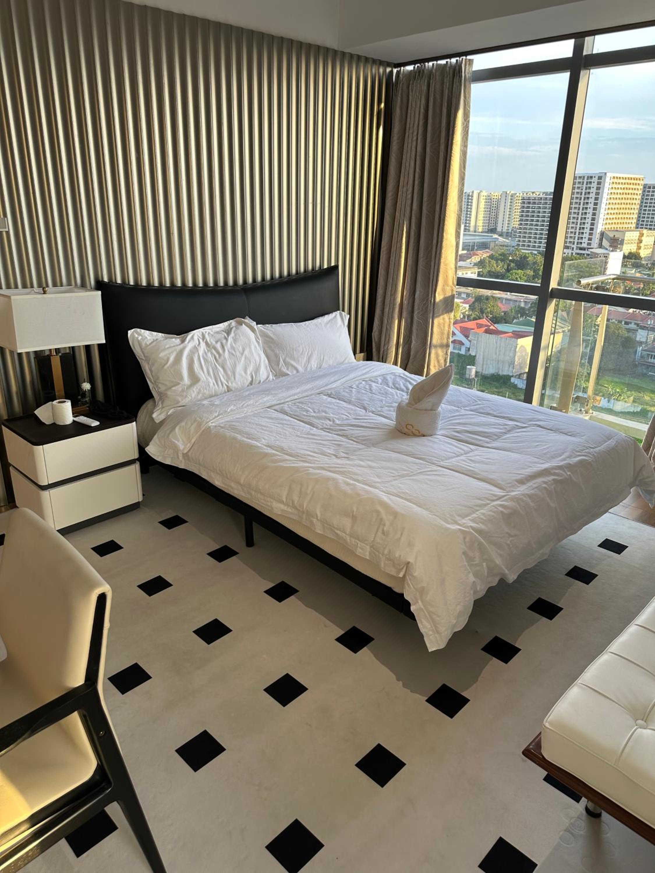 Spacious 2BR Apartment Hotel near City of Dreams, Airport, MOA, Okada, Ayala Malls, and Solaire Casino with free 5 pool access