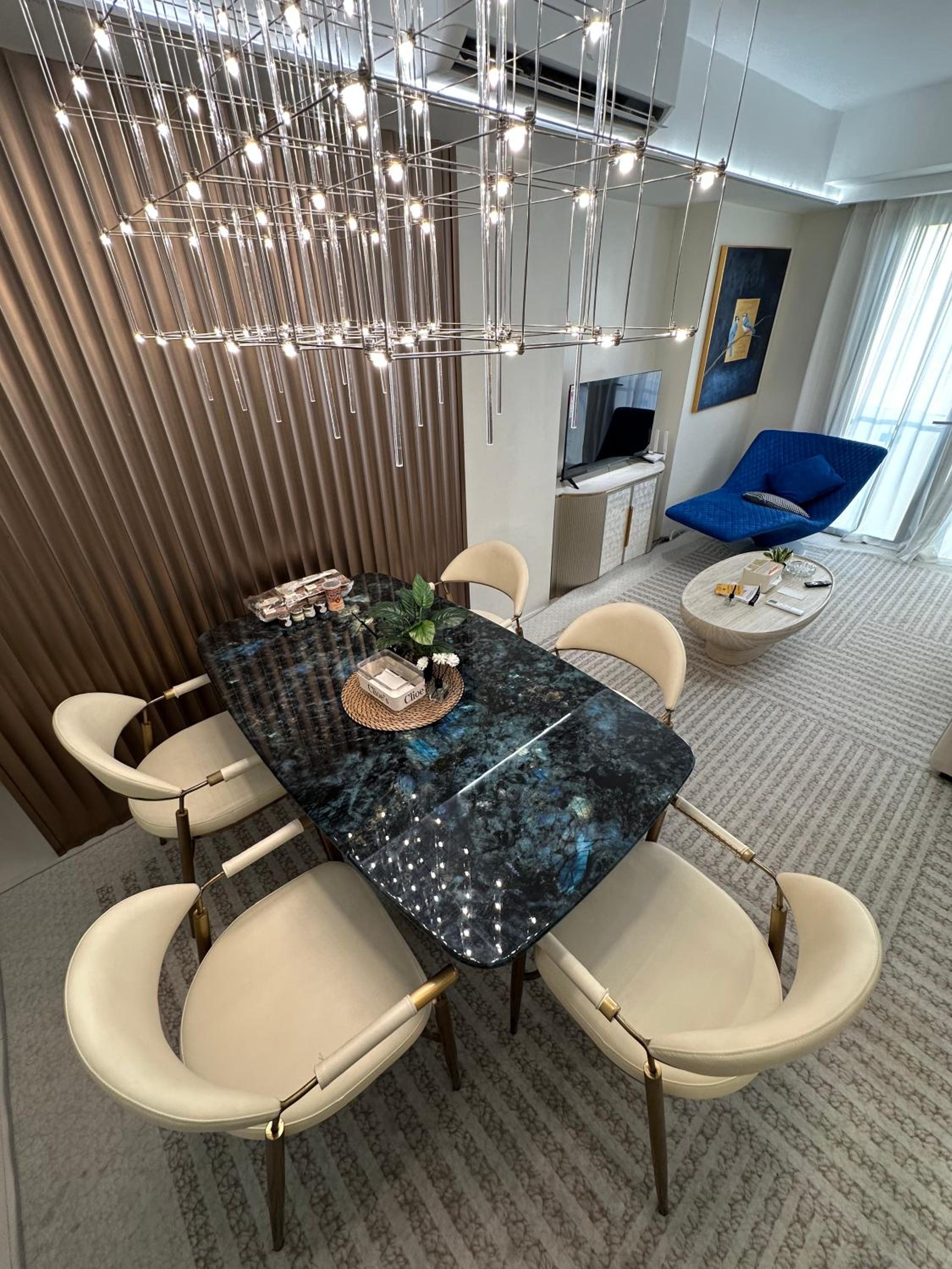Spacious 2BR Apartment Hotel near City of Dreams, Airport, MOA, Okada, Ayala Malls, and Solaire Casino with free 5 pool access