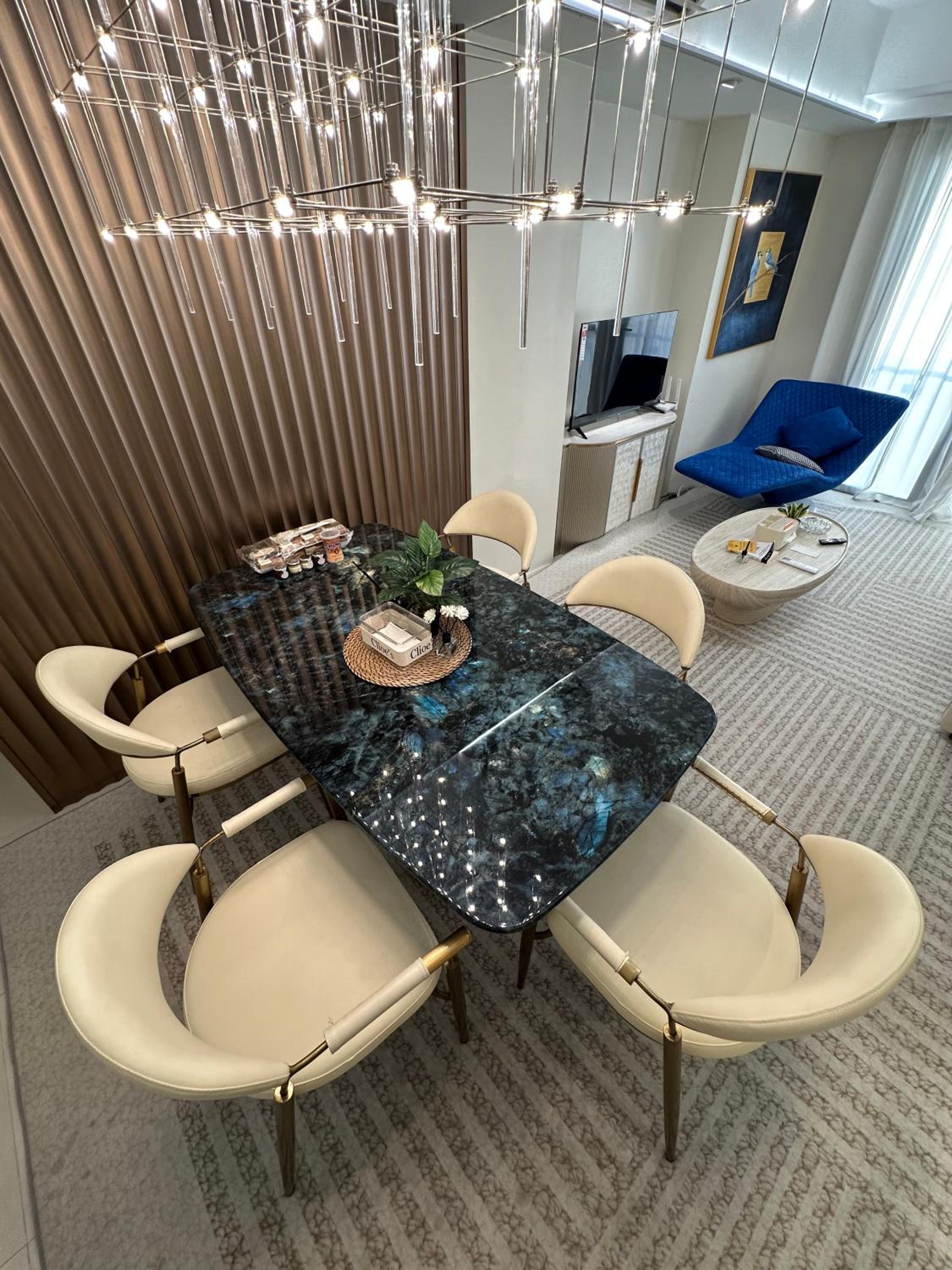 Spacious 2BR Apartment Hotel near City of Dreams, Airport, MOA, Okada, Ayala Malls, and Solaire Casino with free 5 pool access