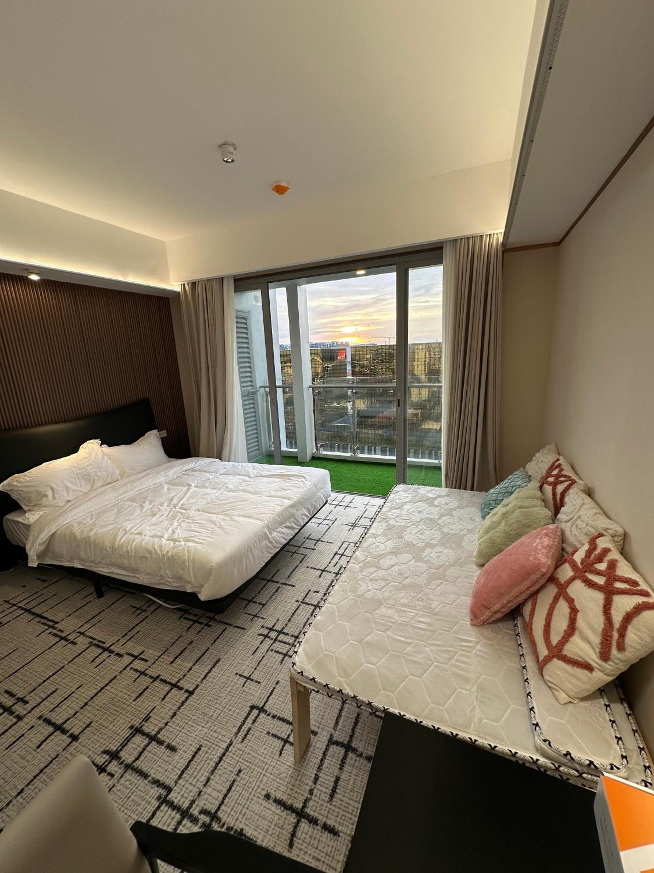 Spacious Elegant Apartment Hotel near City of Dreams, Airport, MOA, Okada, Ayala Malls, and Solaire Casino with free 5 pool access