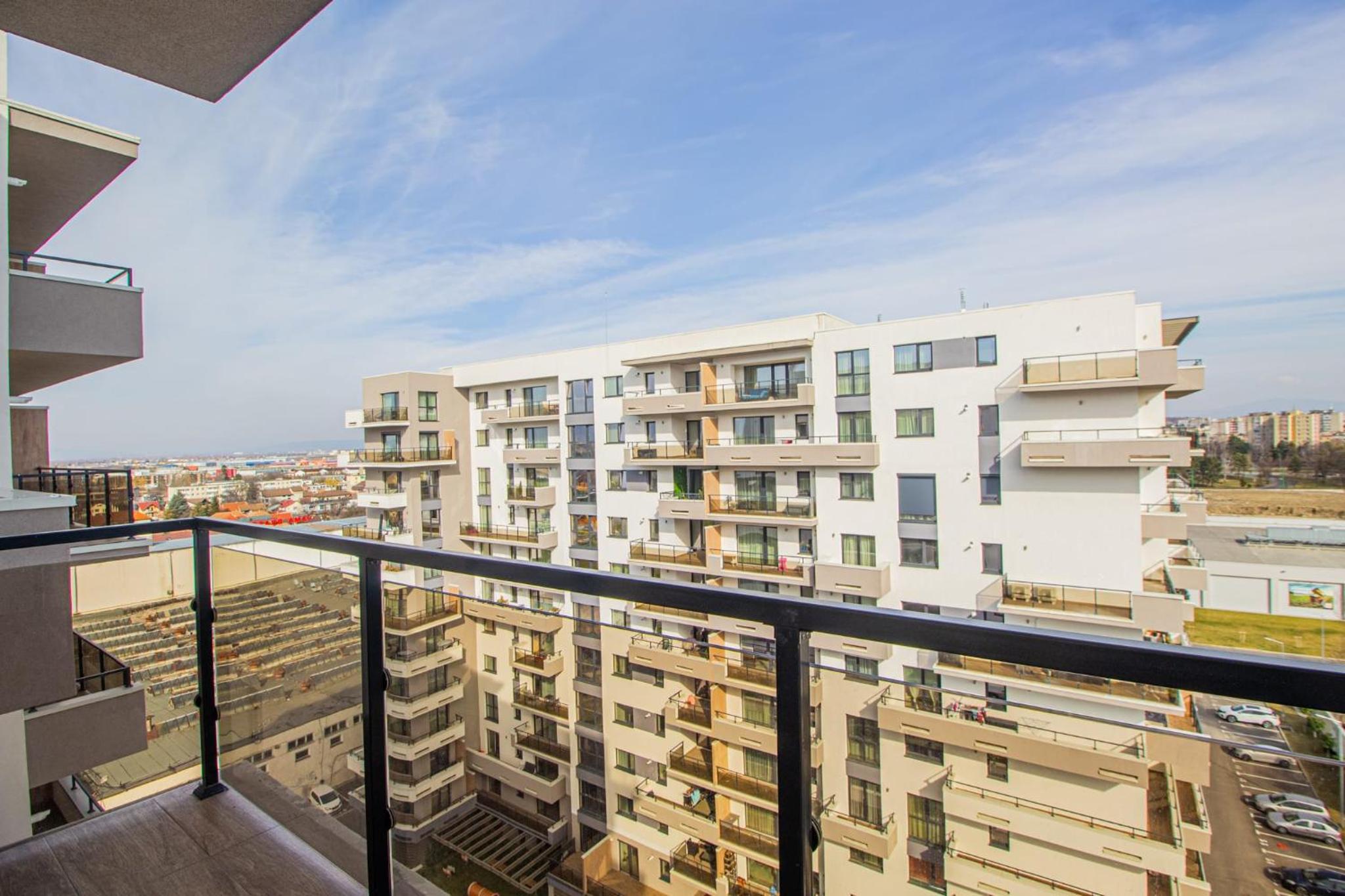 Spacious Holiday Apartment- Mountain View - Huge Balcony - Top Floor