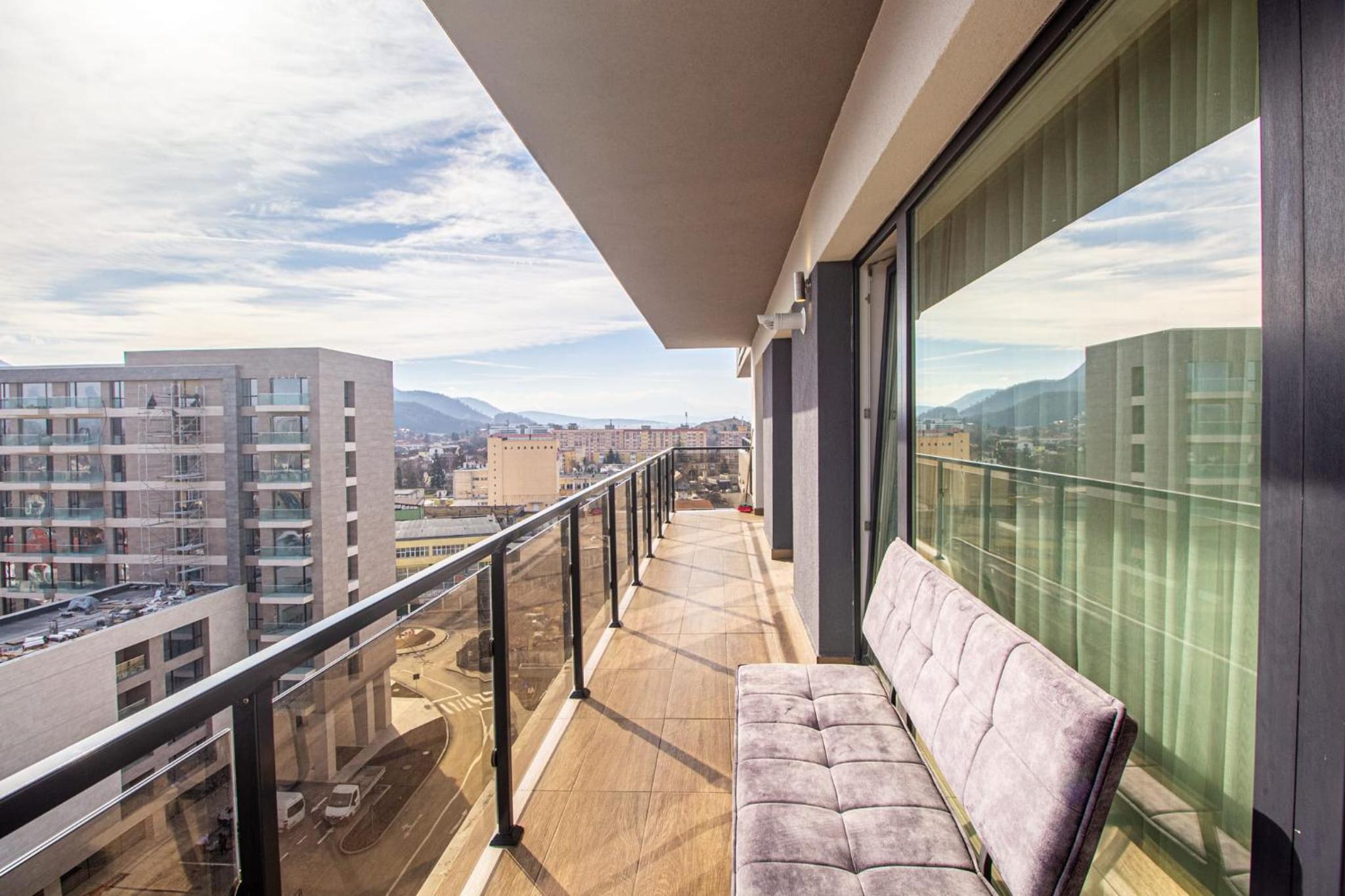 Spacious Holiday Apartment- Mountain View - Huge Balcony - Top Floor
