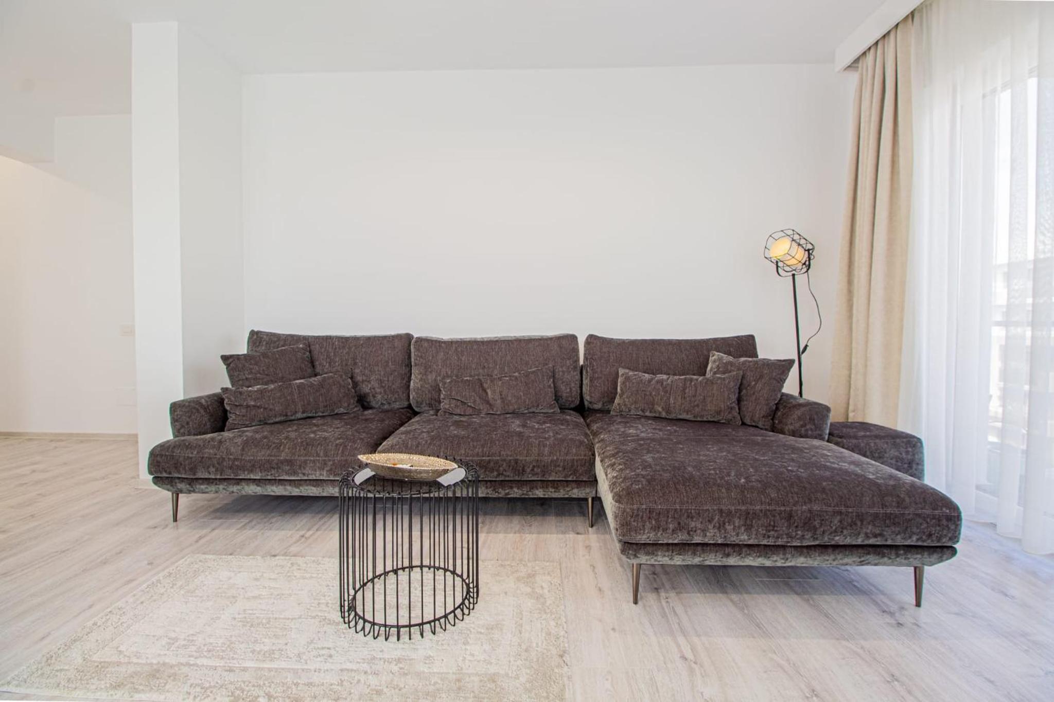 Spacious Holiday Apartment- Mountain View - Huge Balcony - Top Floor