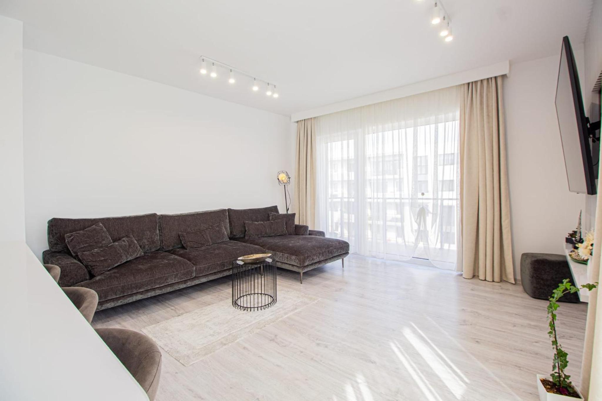 Spacious Holiday Apartment- Mountain View - Huge Balcony - Top Floor