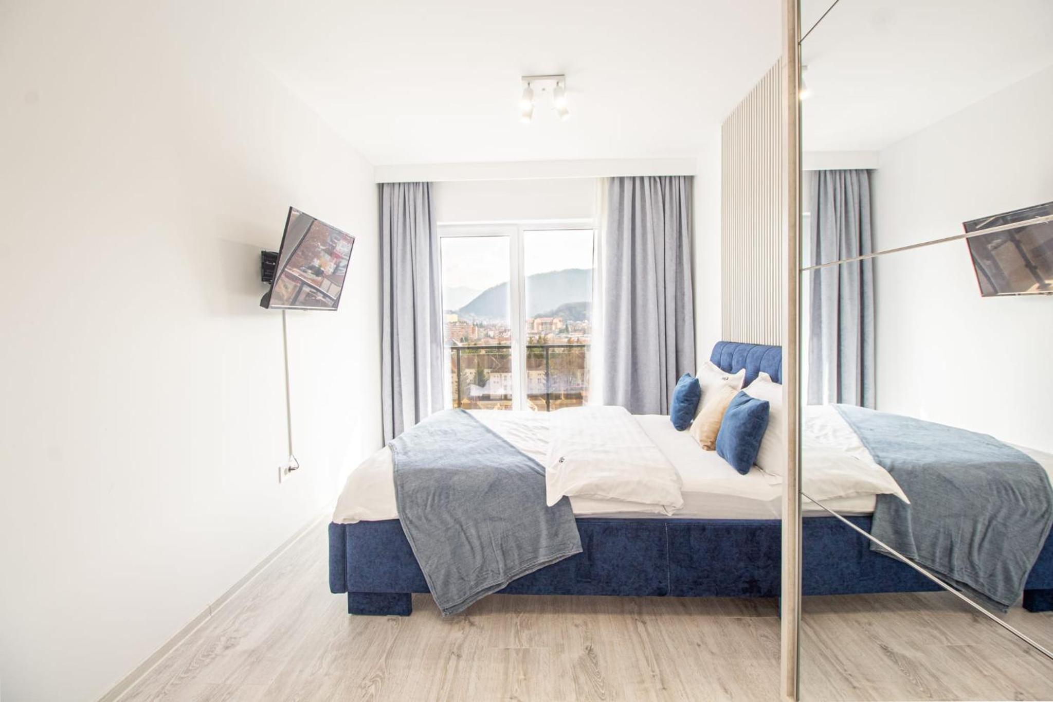 Spacious Holiday Apartment- Mountain View - Huge Balcony - Top Floor