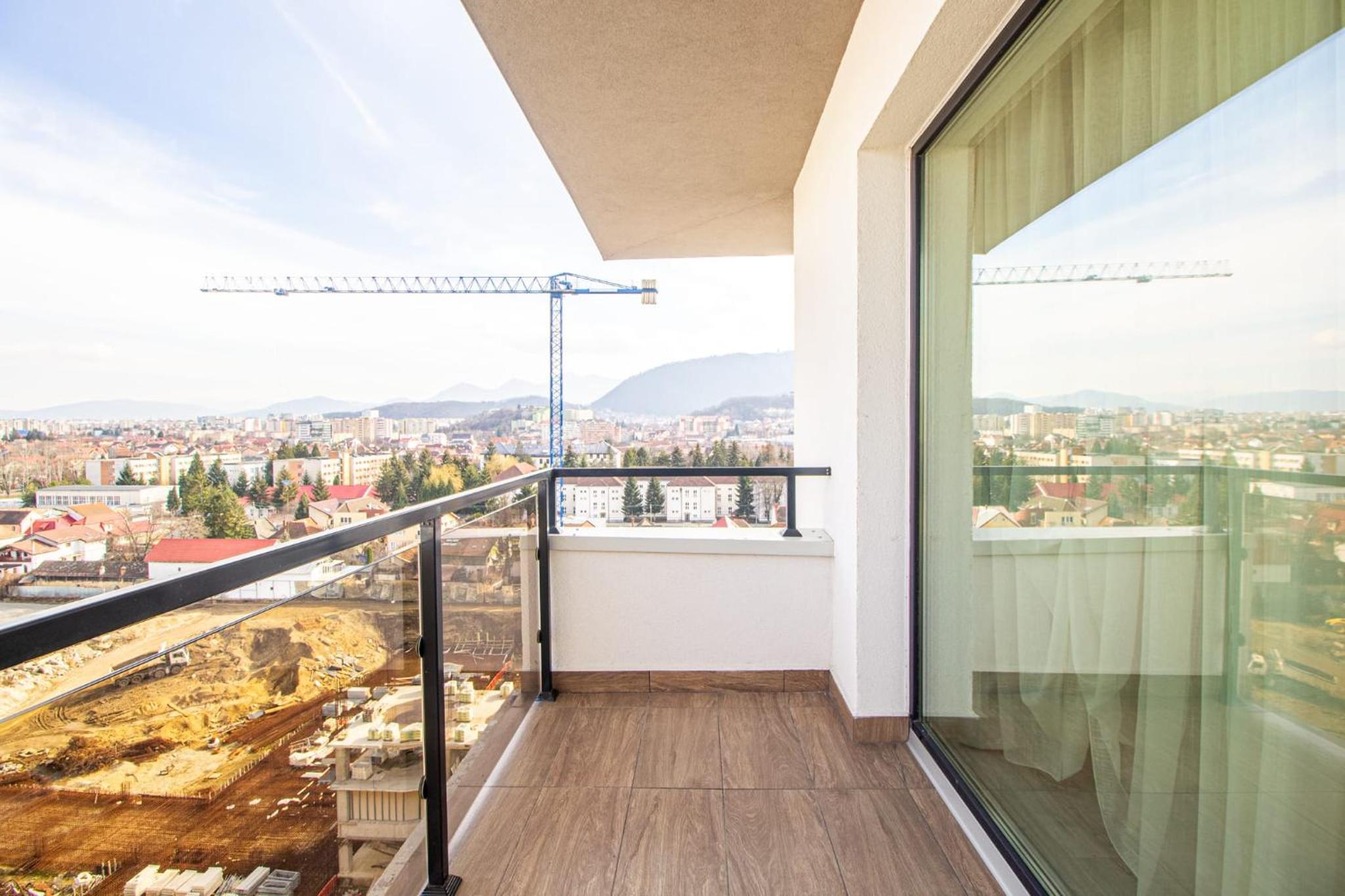 Spacious Holiday Apartment- Mountain View - Huge Balcony - Top Floor