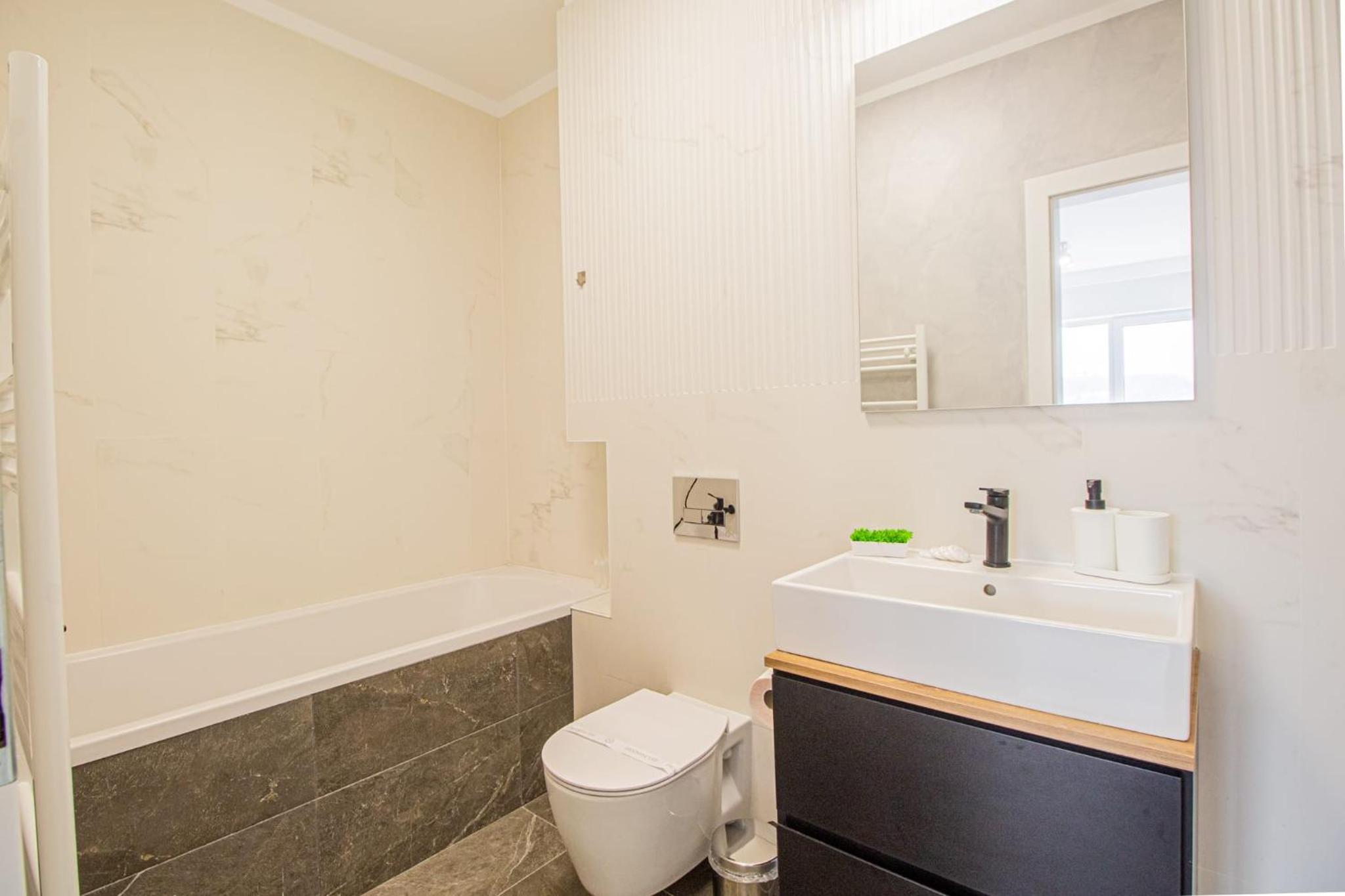 Spacious Holiday Apartment- Mountain View - Huge Balcony - Top Floor