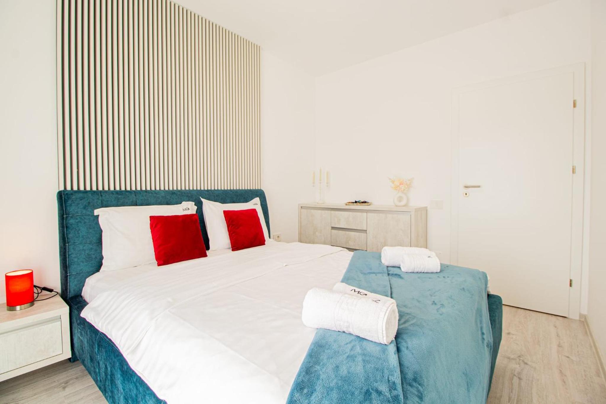 Spacious Holiday Apartment- Mountain View - Huge Balcony - Top Floor