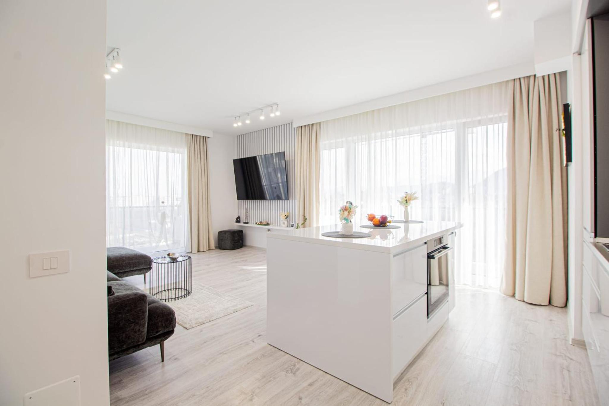Spacious Holiday Apartment- Mountain View - Huge Balcony - Top Floor