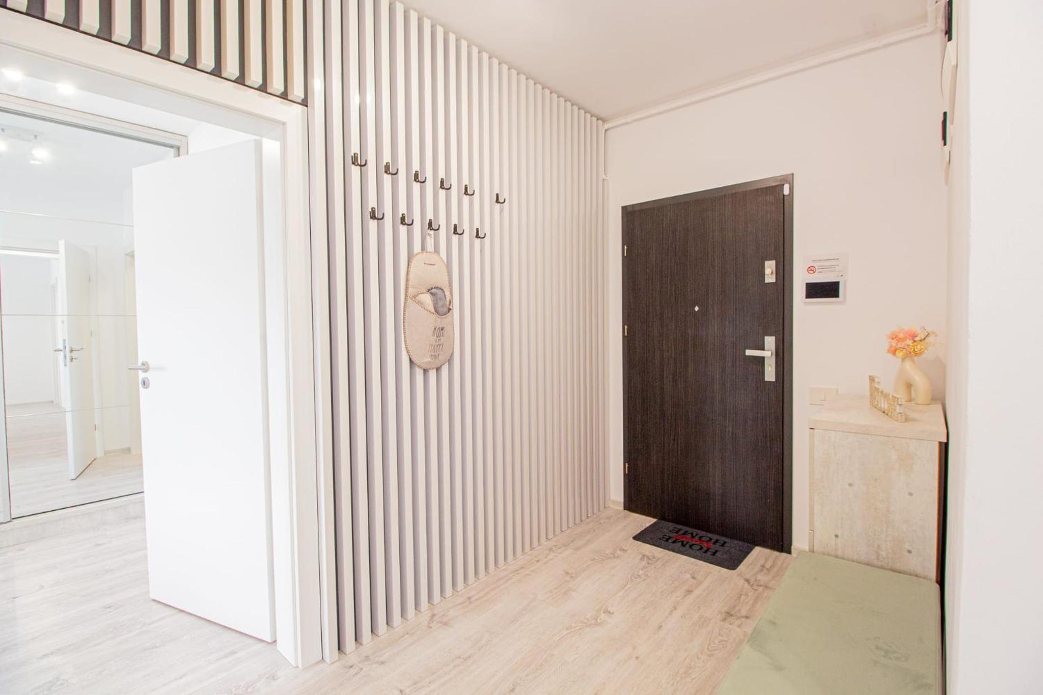 Spacious Holiday Apartment- Mountain View - Huge Balcony - Top Floor