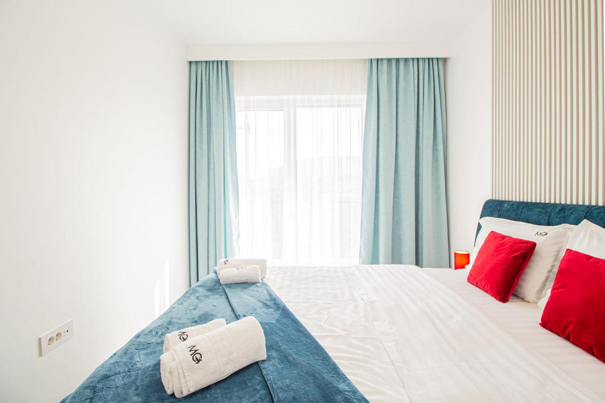 Spacious Holiday Apartment- Mountain View - Huge Balcony - Top Floor