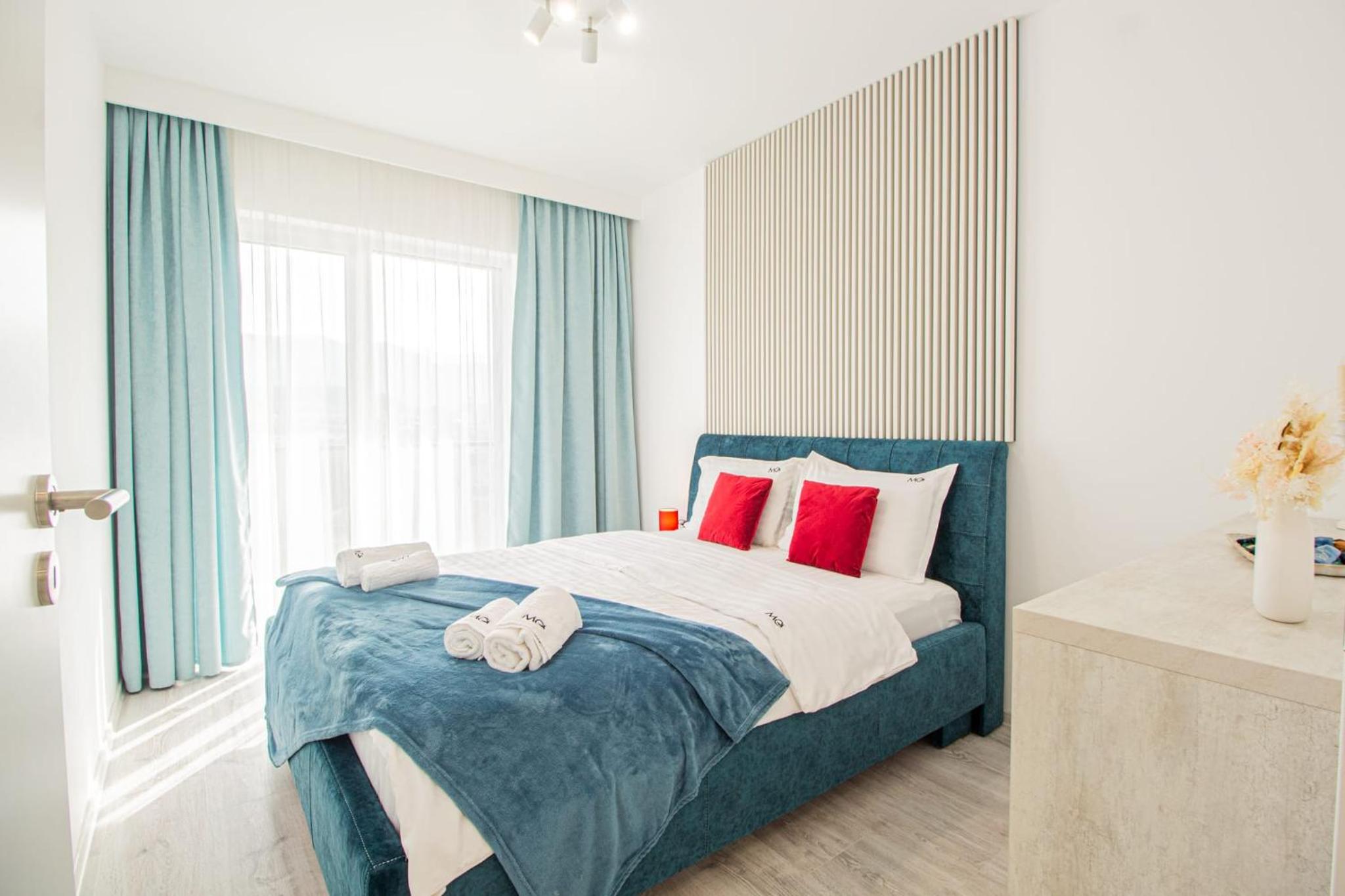 Spacious Holiday Apartment- Mountain View - Huge Balcony - Top Floor